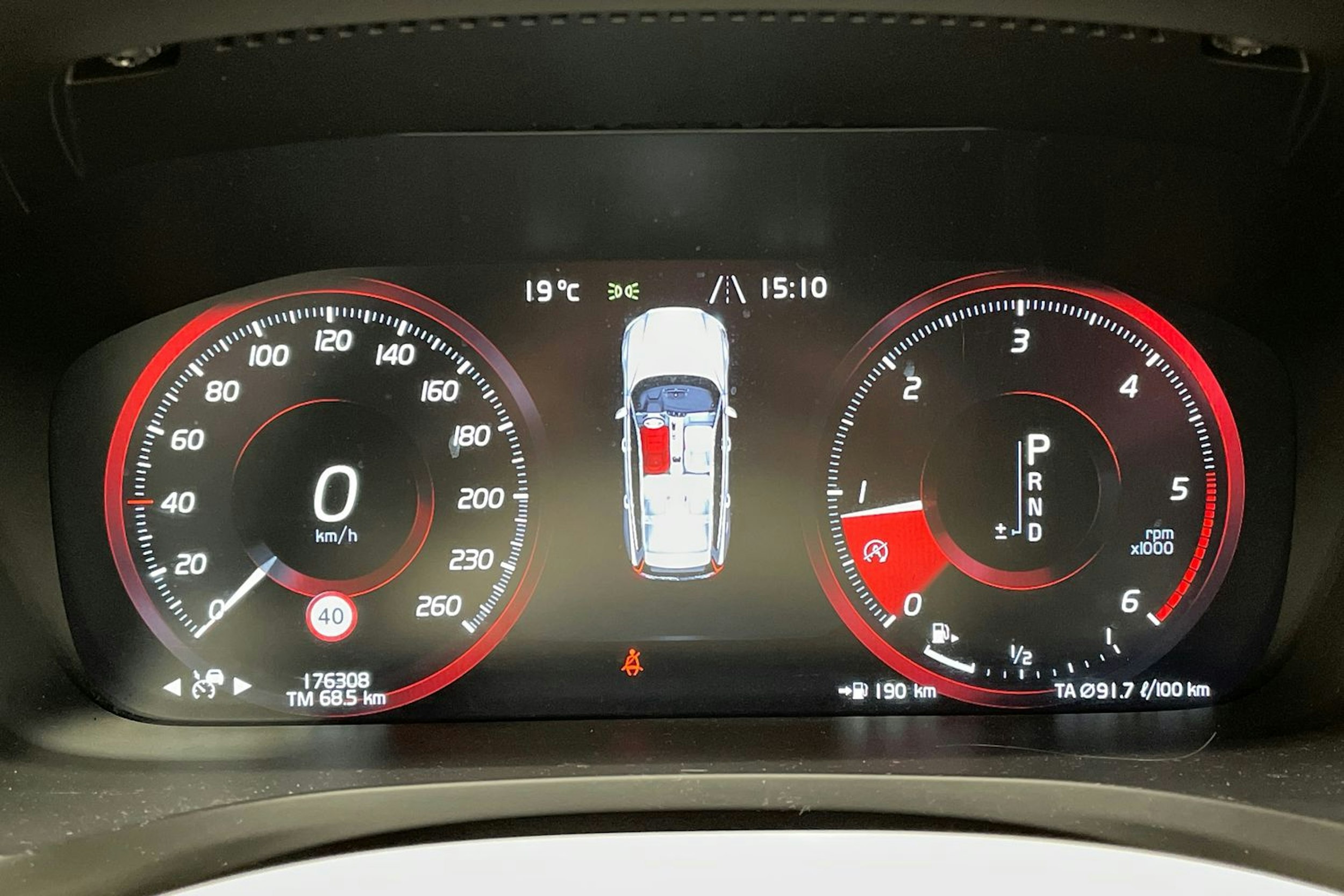 musta Volvo V60 2019 kuva 16.