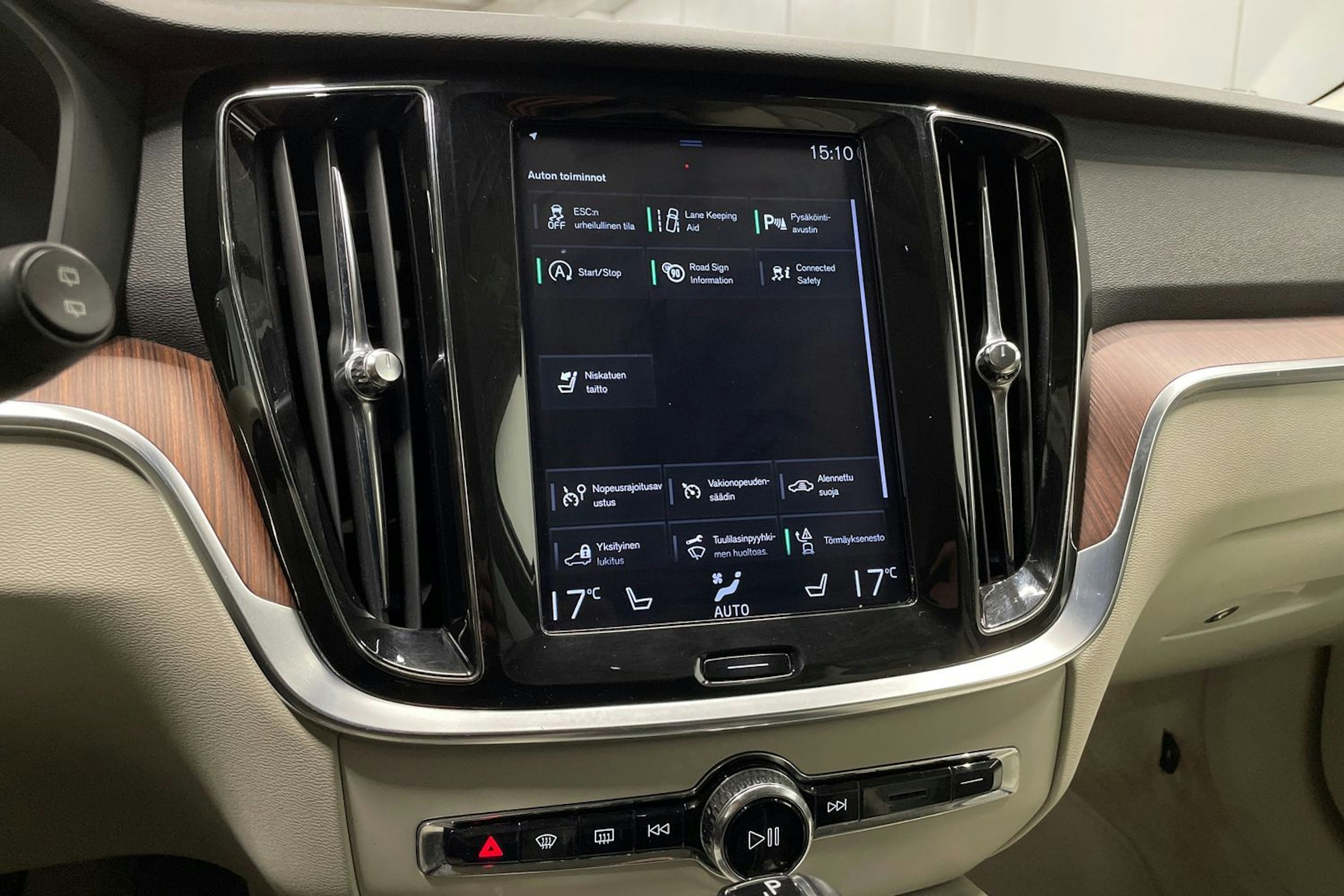 musta Volvo V60 2019 kuva 17.