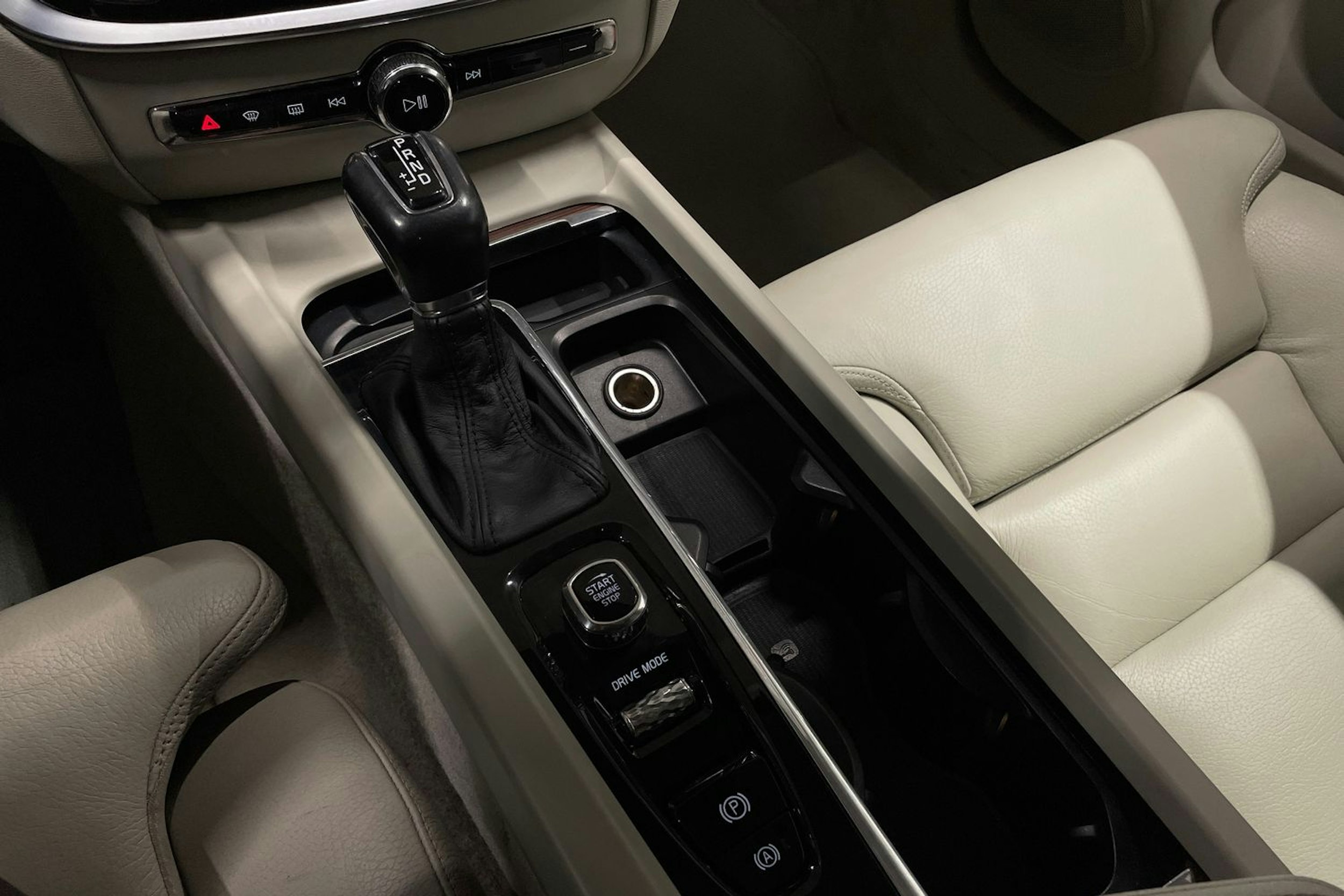 musta Volvo V60 2019 kuva 19.