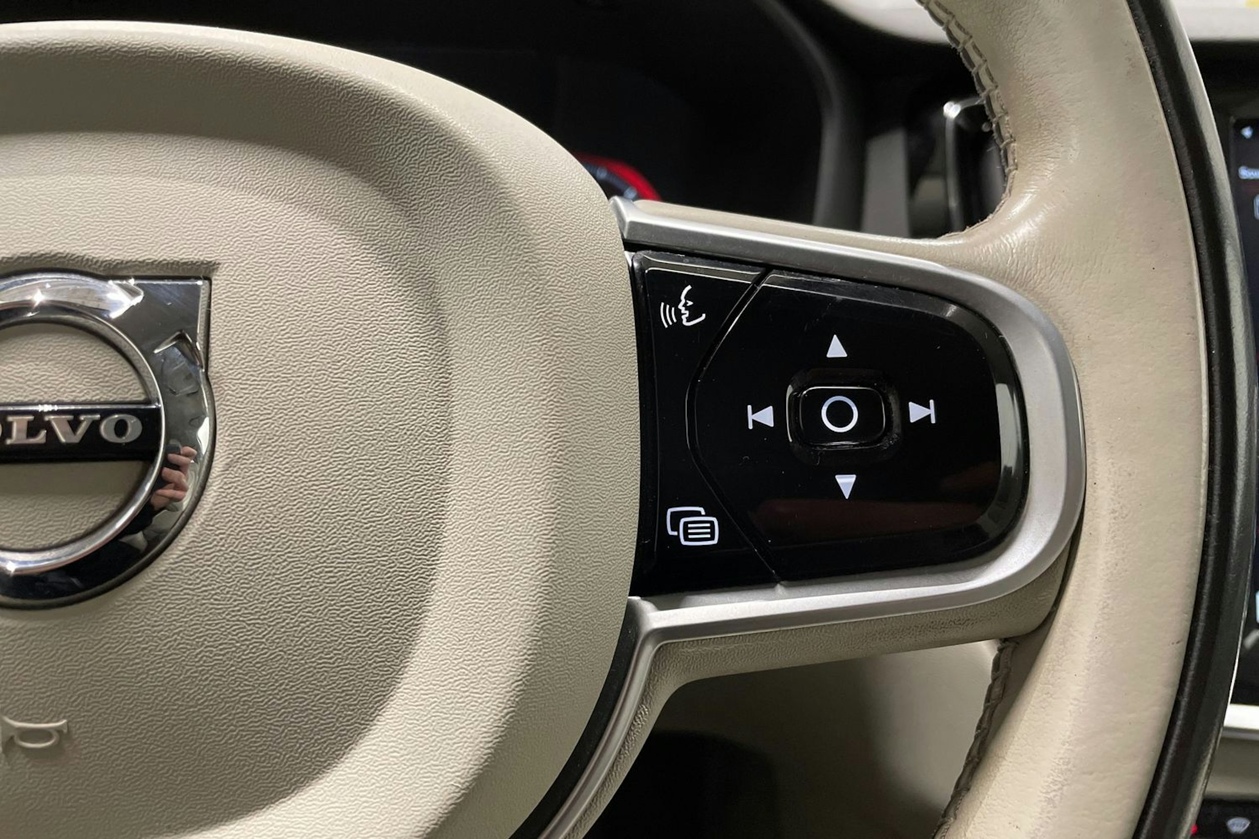 musta Volvo V60 2019 kuva 22.