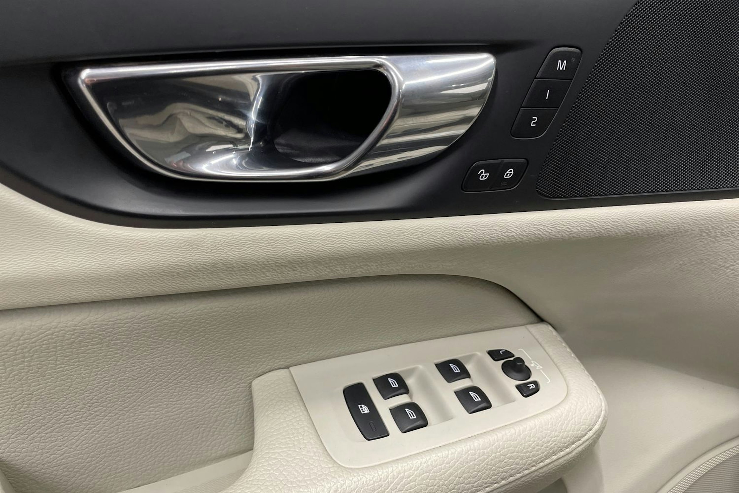 musta Volvo V60 2019 kuva 23.