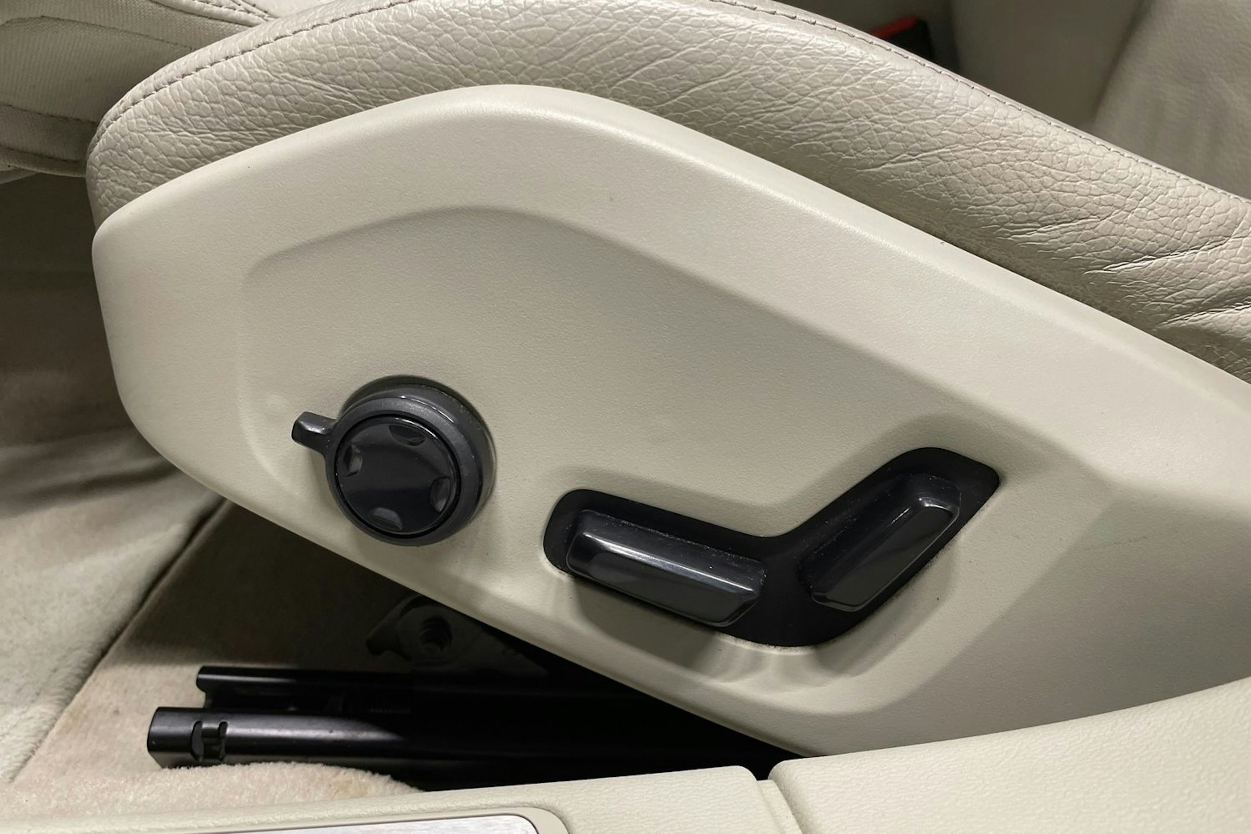 musta Volvo V60 2019 kuva 24.