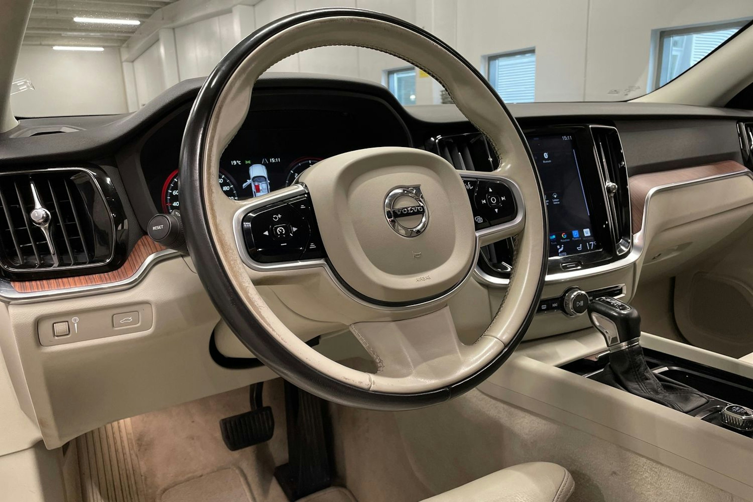 musta Volvo V60 2019 kuva 25.