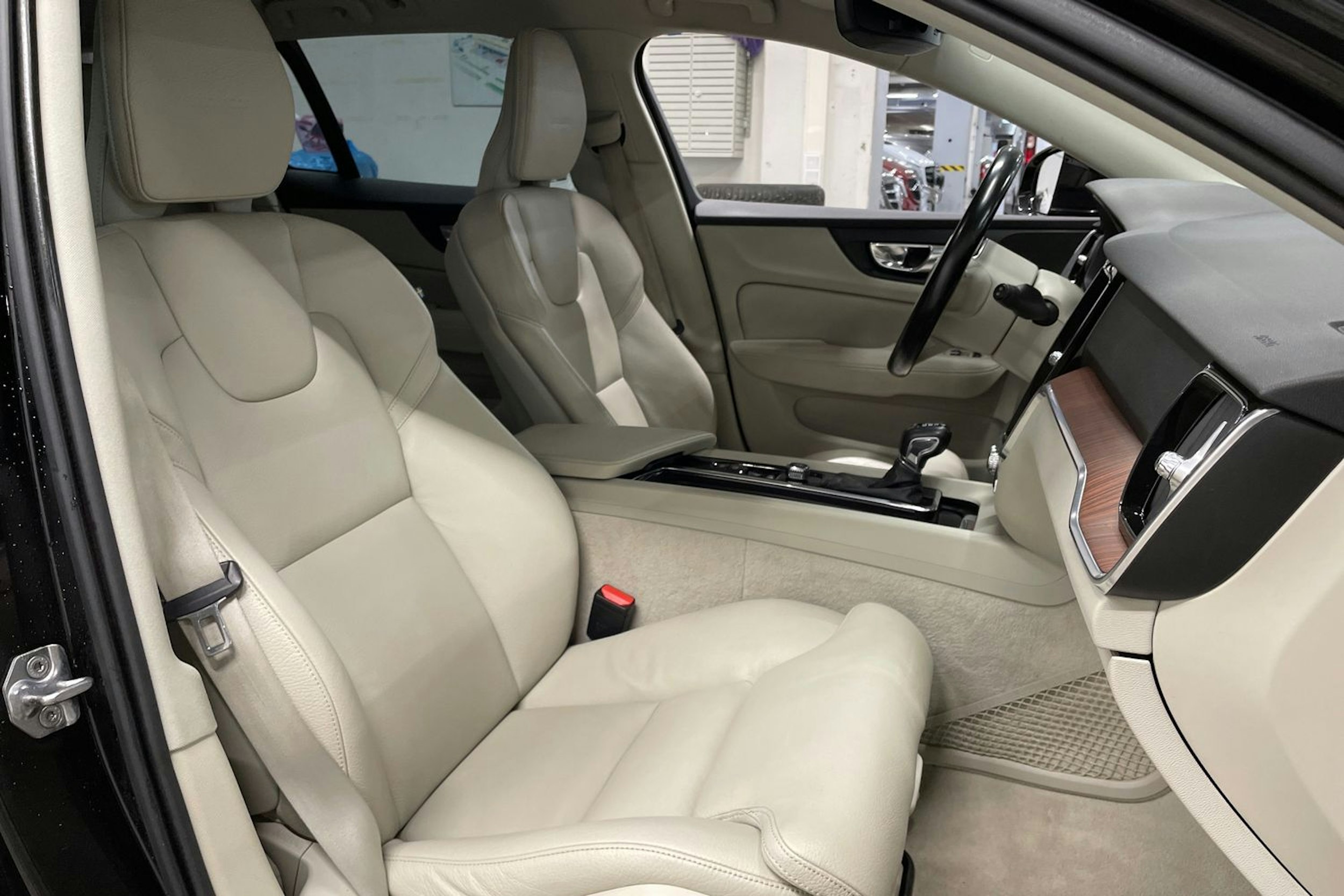 musta Volvo V60 2019 kuva 26.