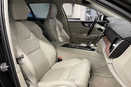 musta Volvo V60 2019 kuva 26.