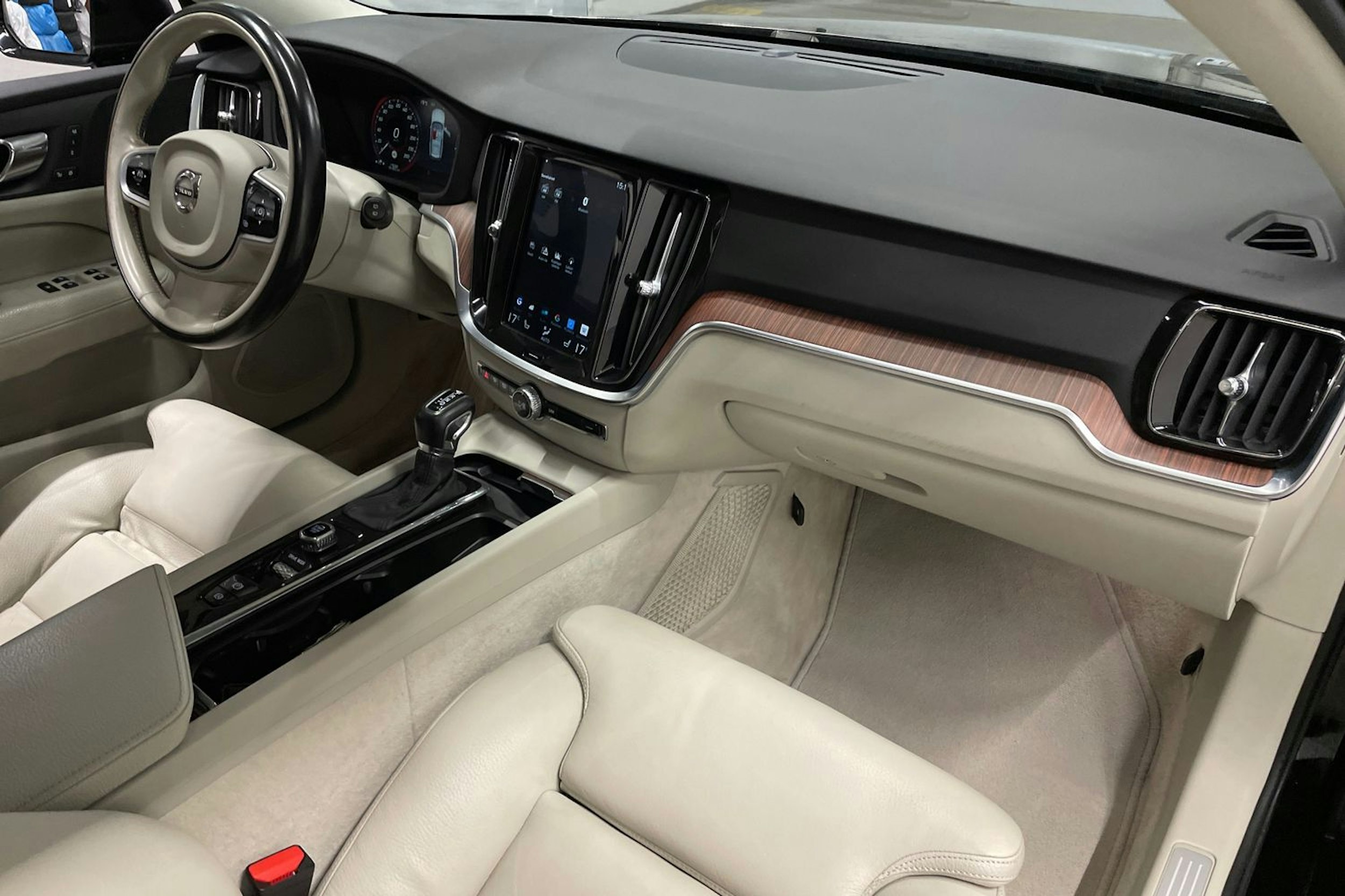 musta Volvo V60 2019 kuva 27.