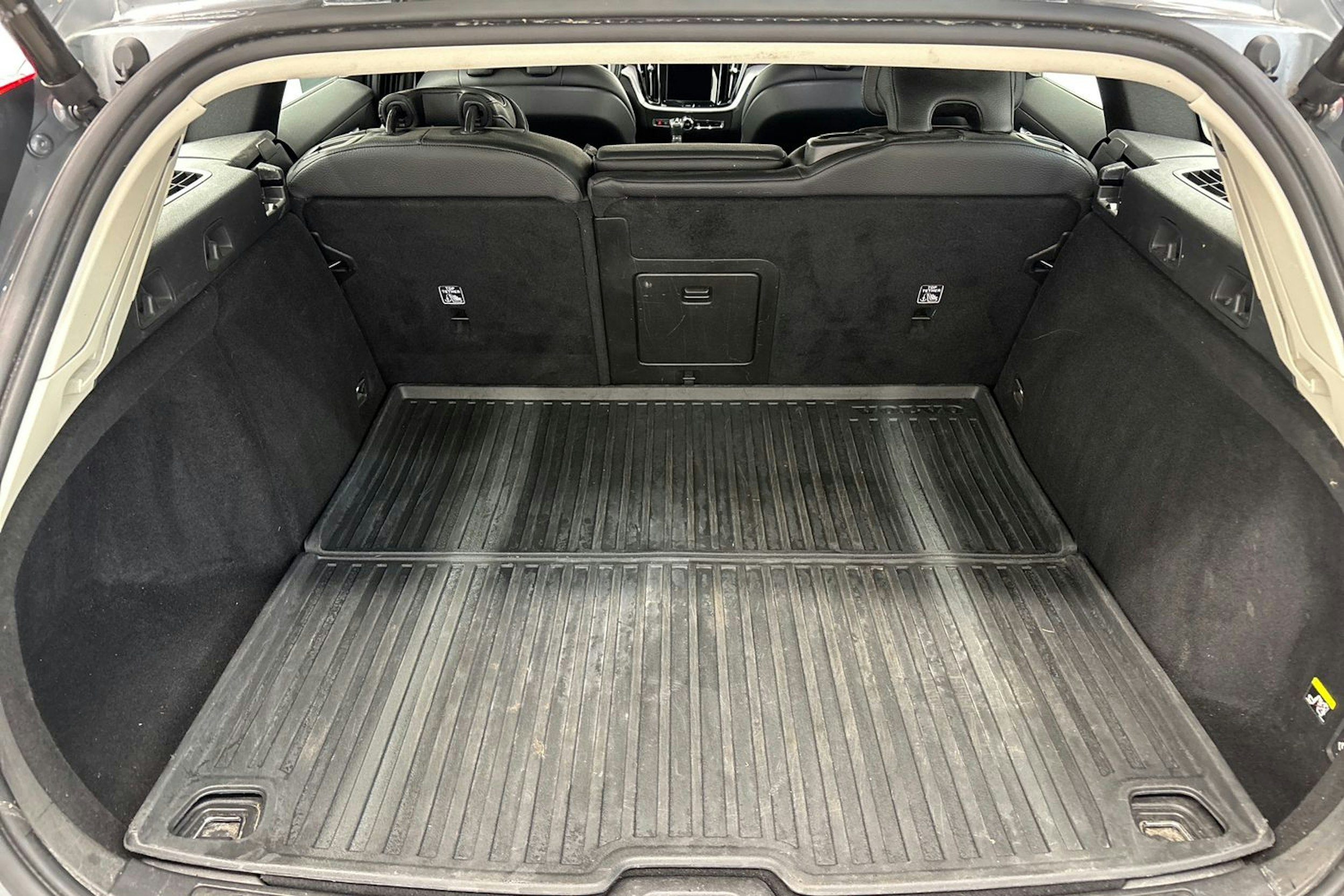 harmaa Volvo V60 2019 kuva 15.