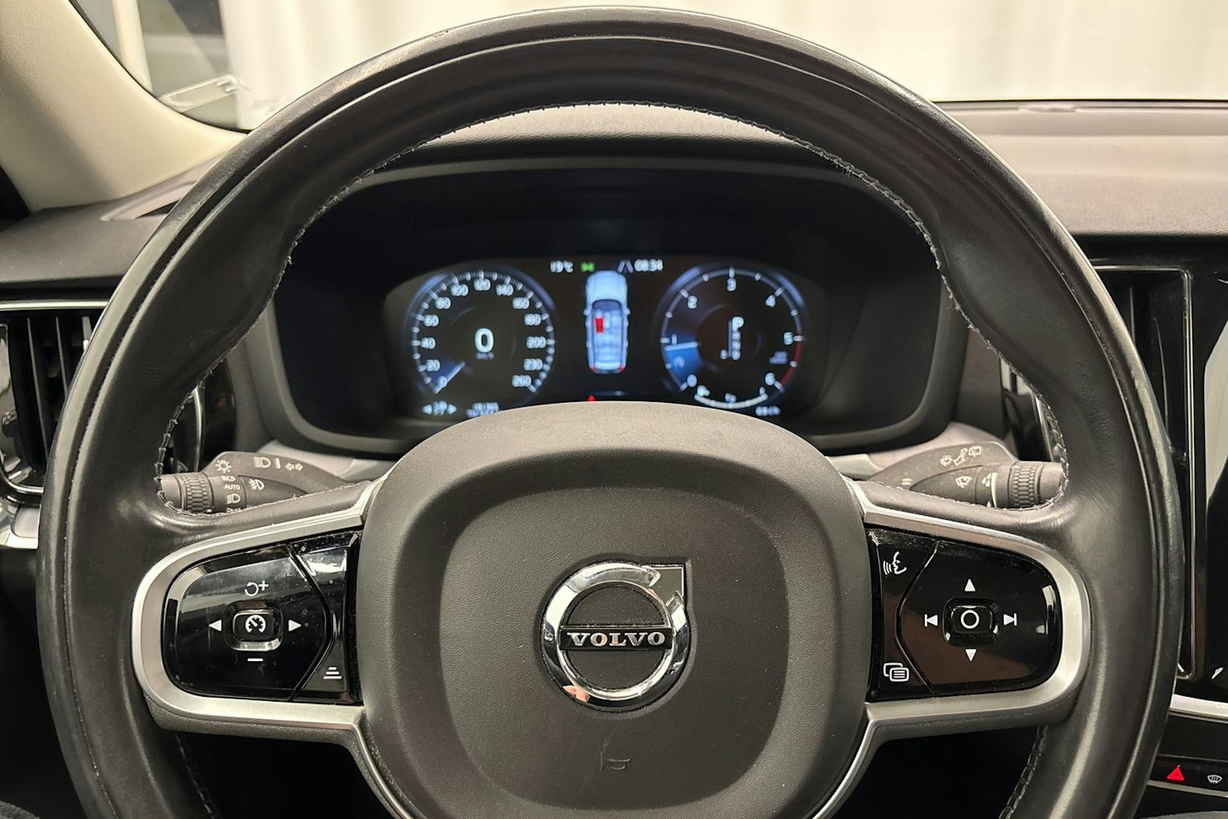 harmaa Volvo V60 2019 kuva 18.