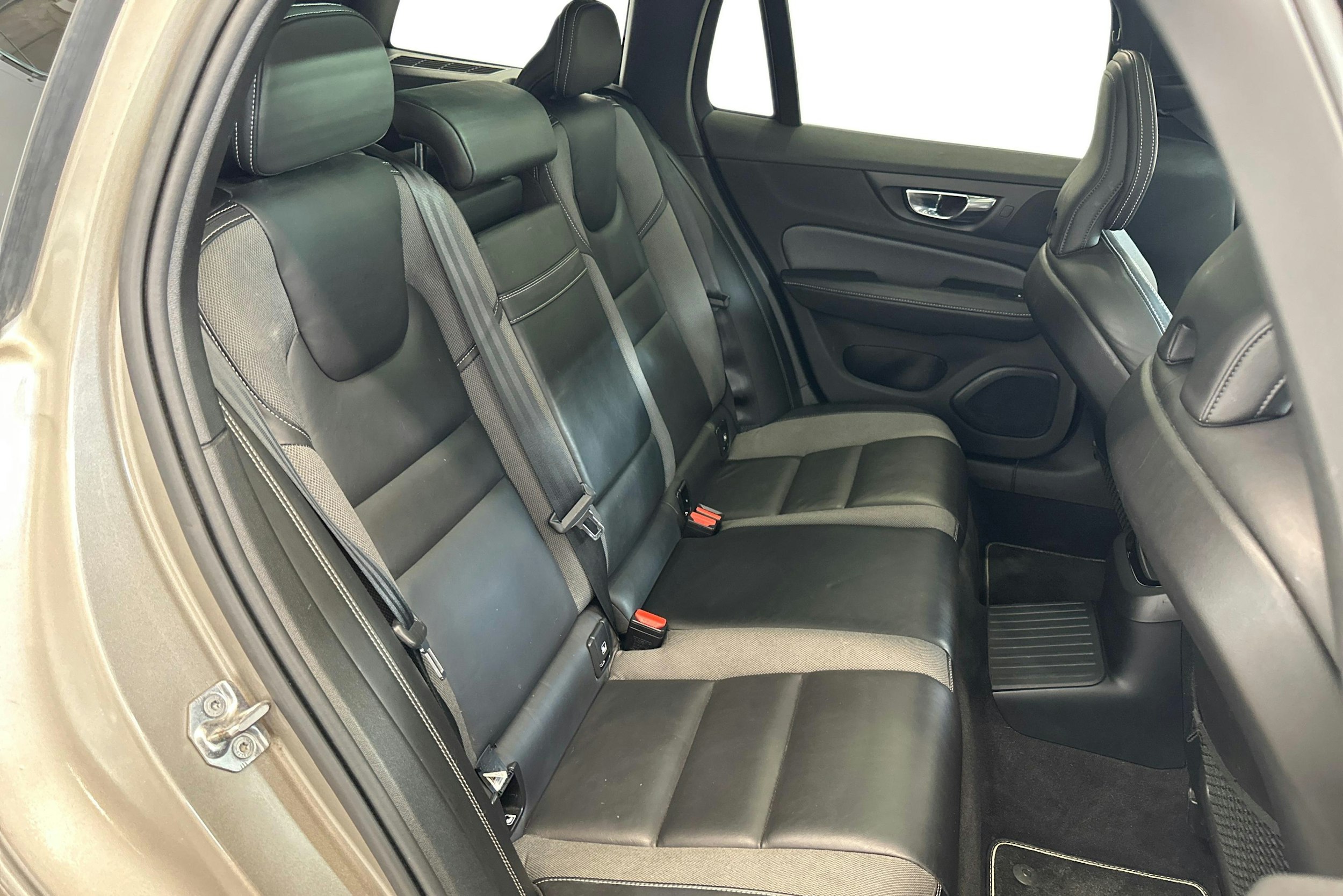 ruskea (beige) Volvo V60 2019 kuva 11.