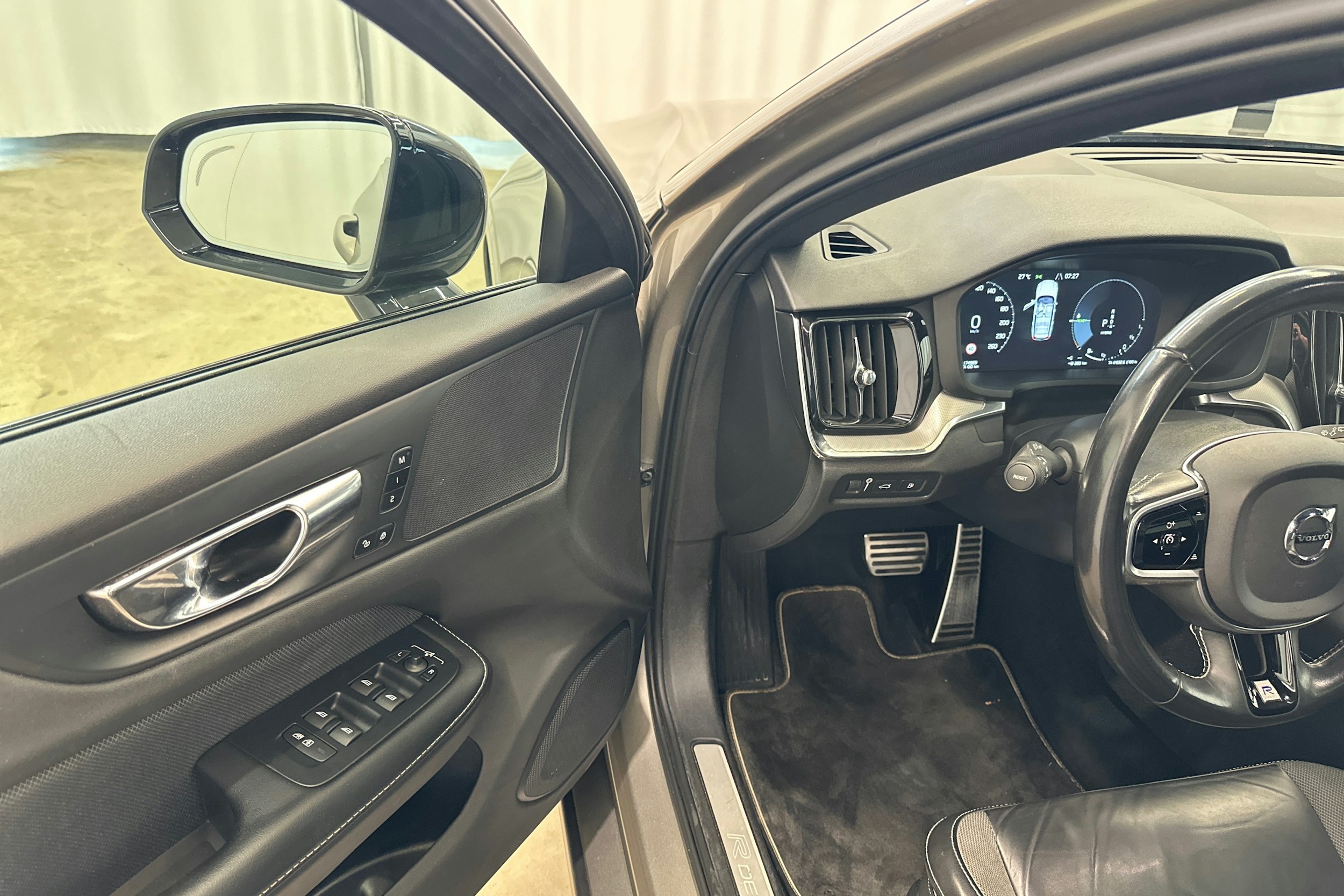 ruskea (beige) Volvo V60 2019 kuva 14.