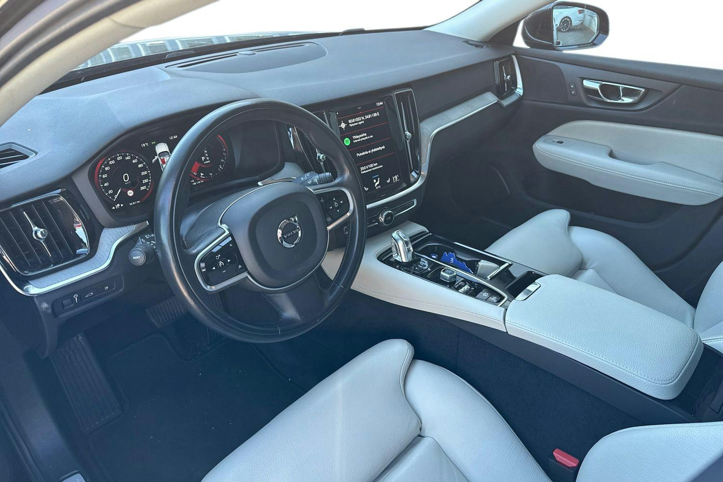musta Volvo V60 2019 kuva 3.