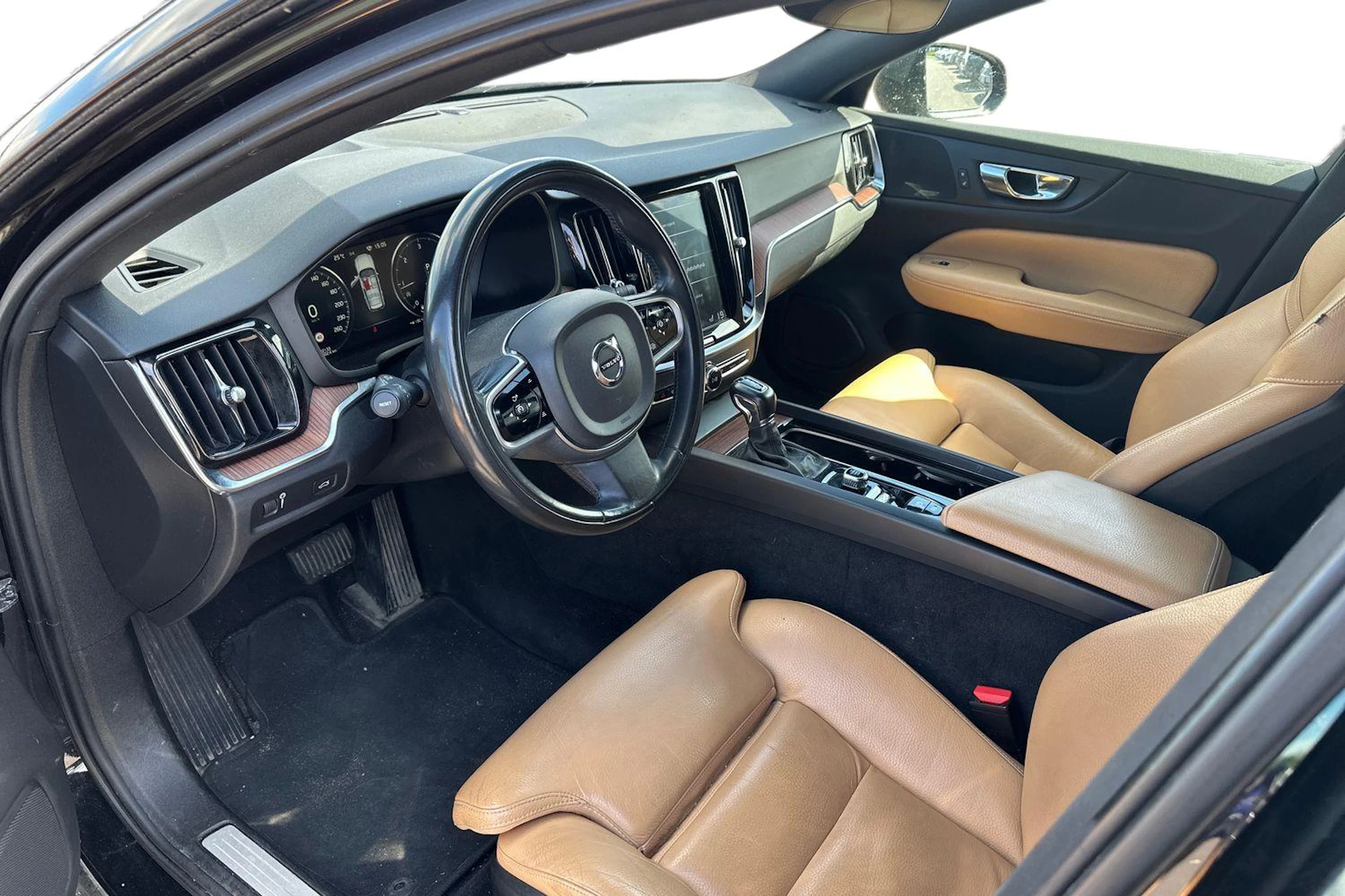 musta Volvo V60 2019 kuva 3.