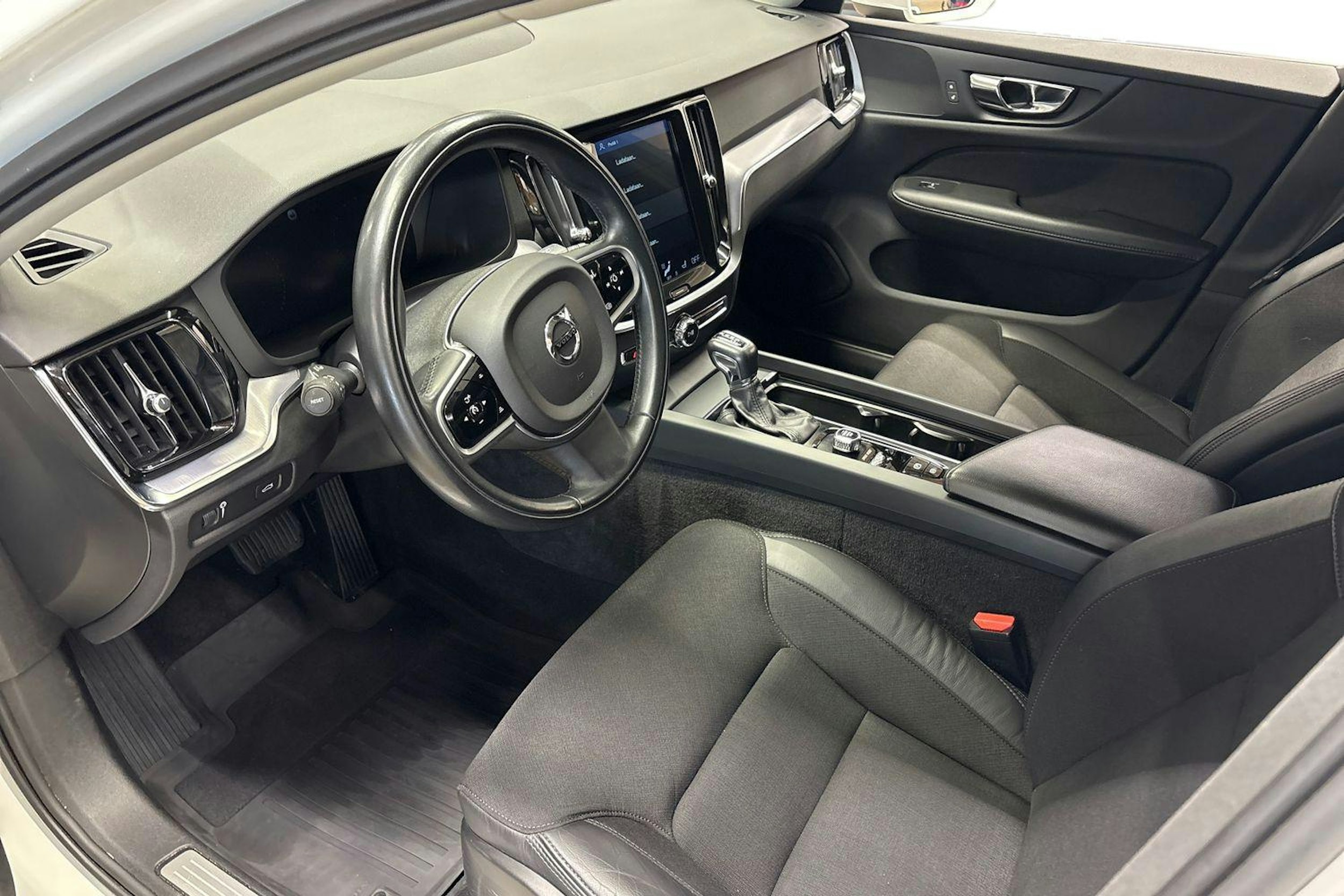 valkoinen Volvo V60 2019 kuva 7.