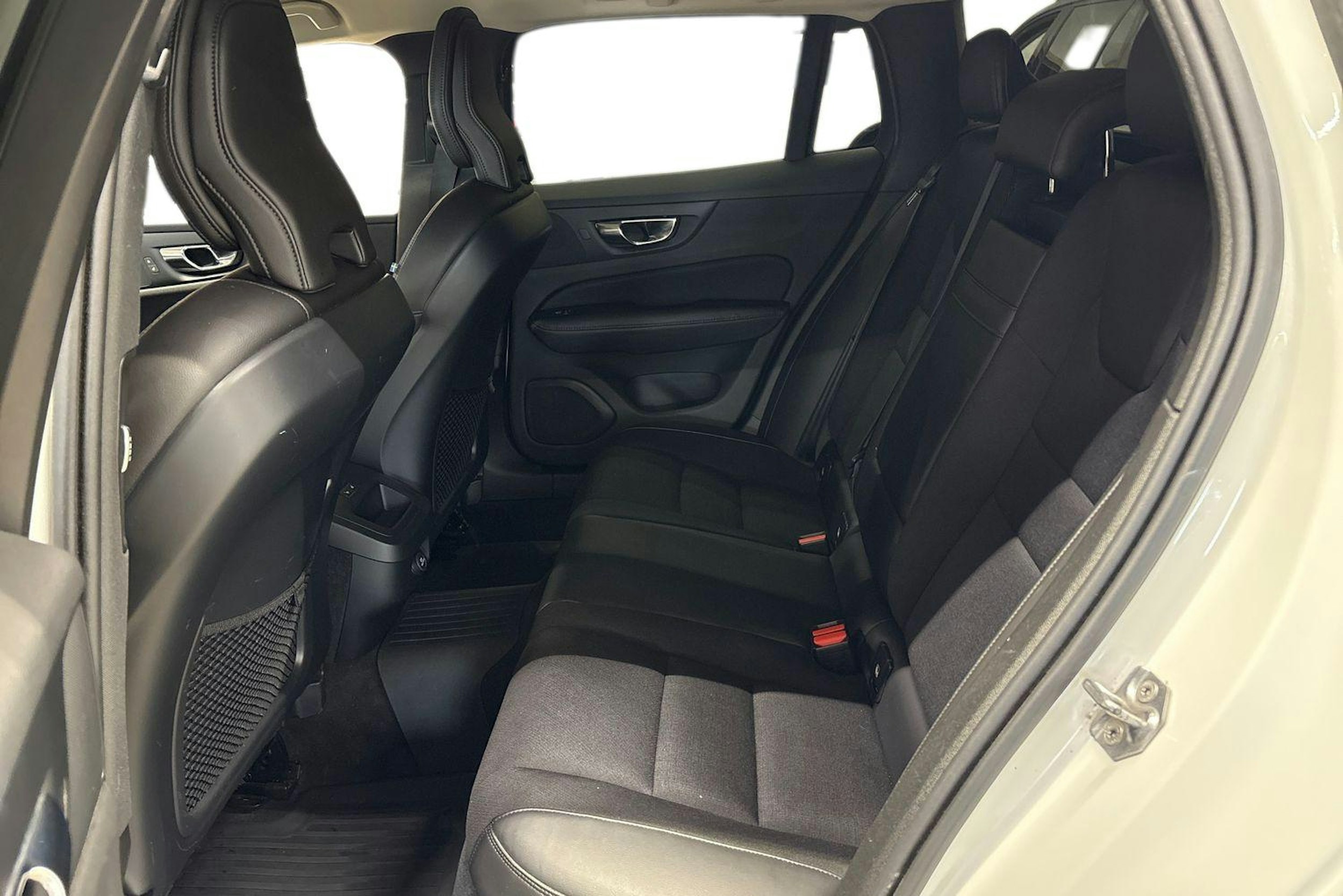 valkoinen Volvo V60 2019 kuva 10.