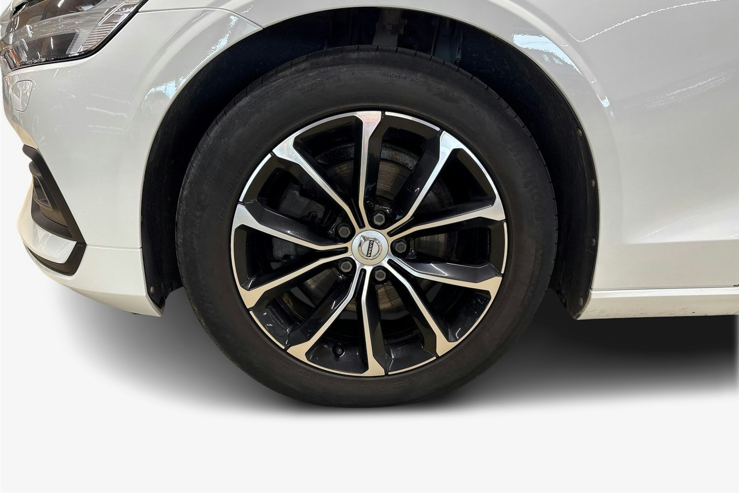 valkoinen Volvo V60 2019 kuva 11.