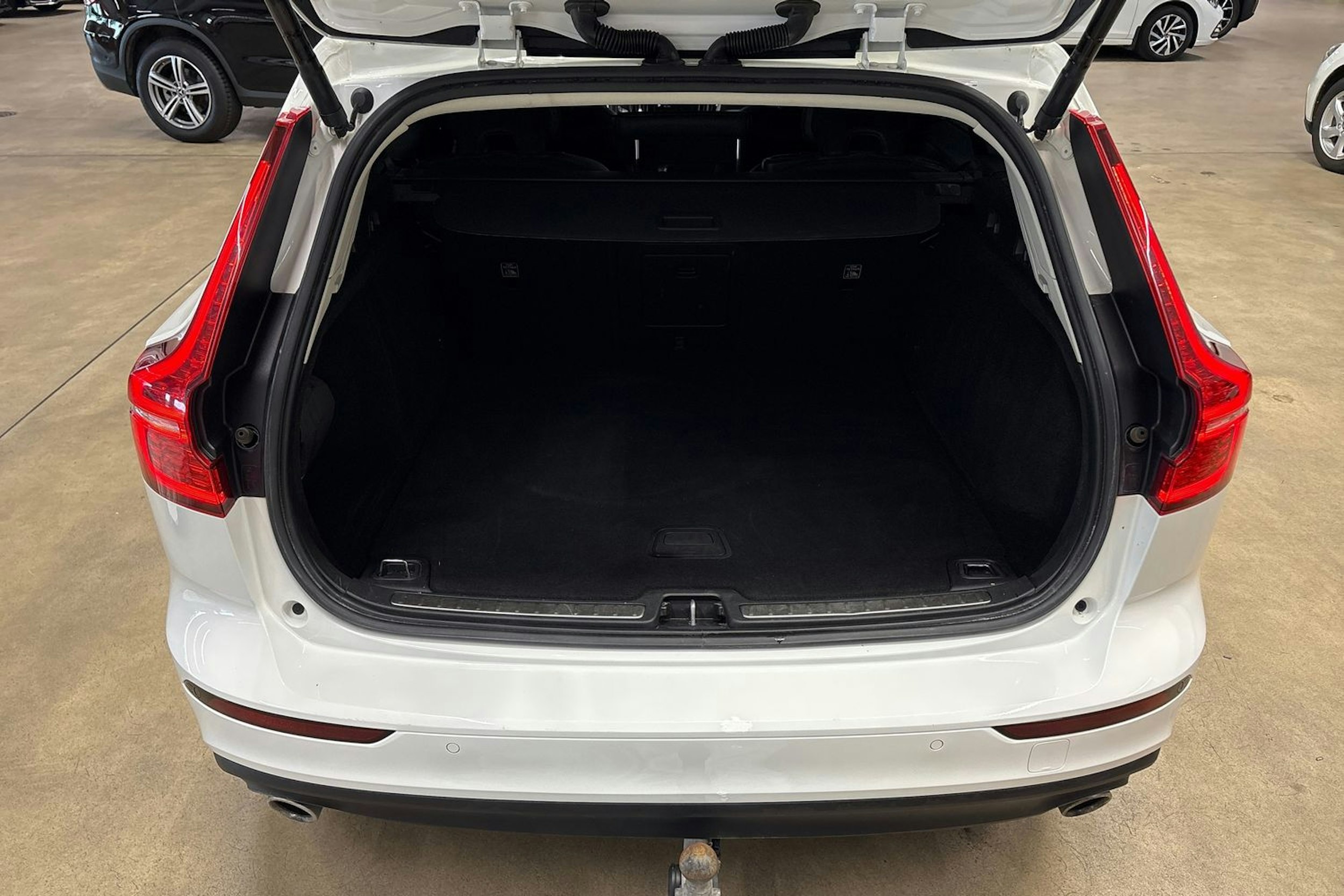 valkoinen Volvo V60 2019 kuva 14.