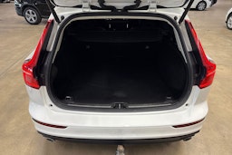 valkoinen Volvo V60 2019 kuva 14.