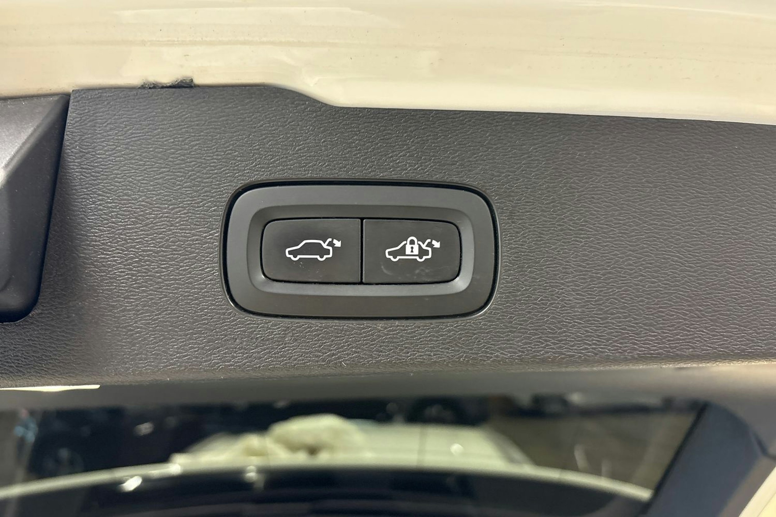 valkoinen Volvo V60 2019 kuva 15.