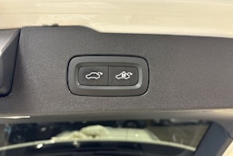 valkoinen Volvo V60 2019 kuva 15.