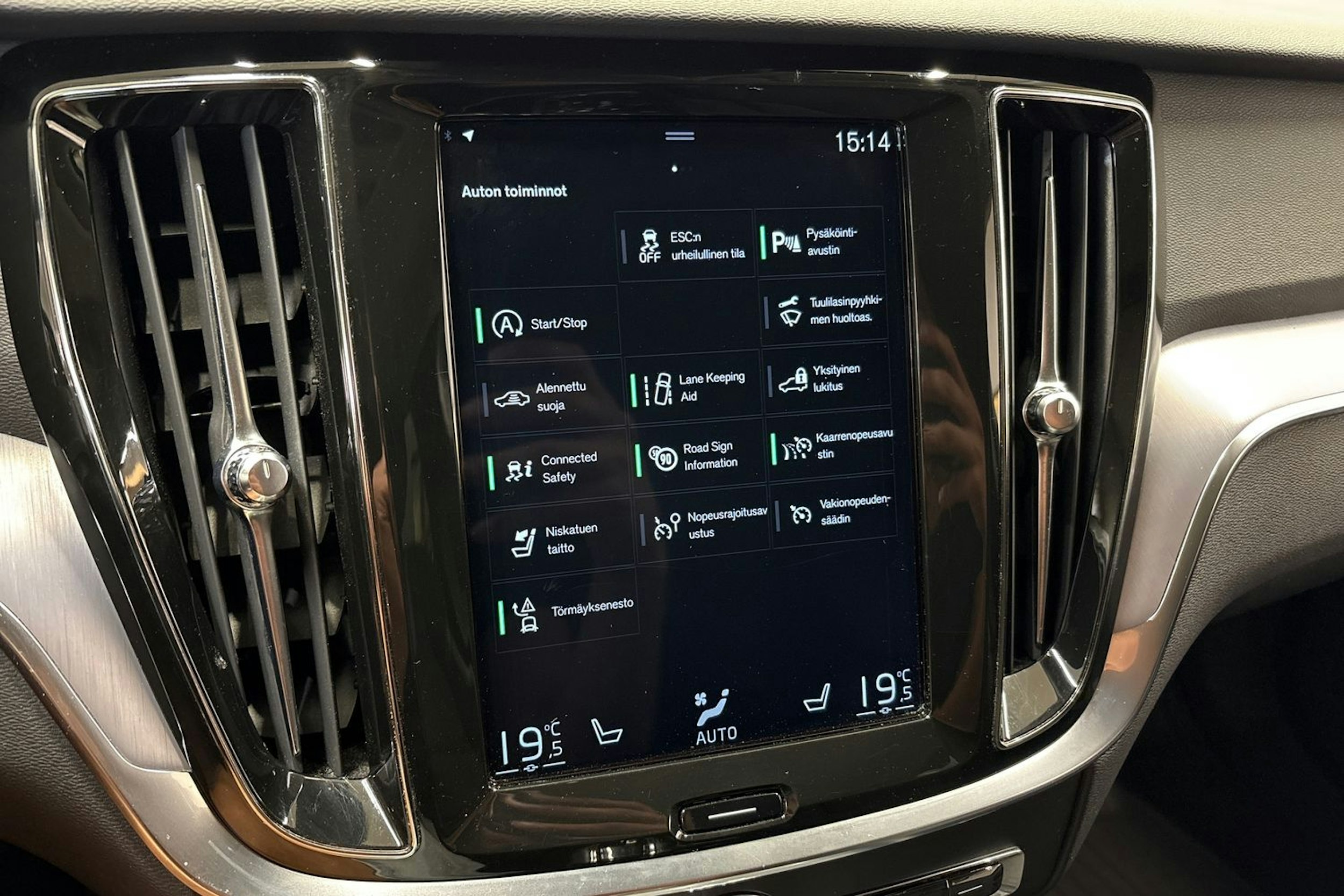 valkoinen Volvo V60 2019 kuva 18.