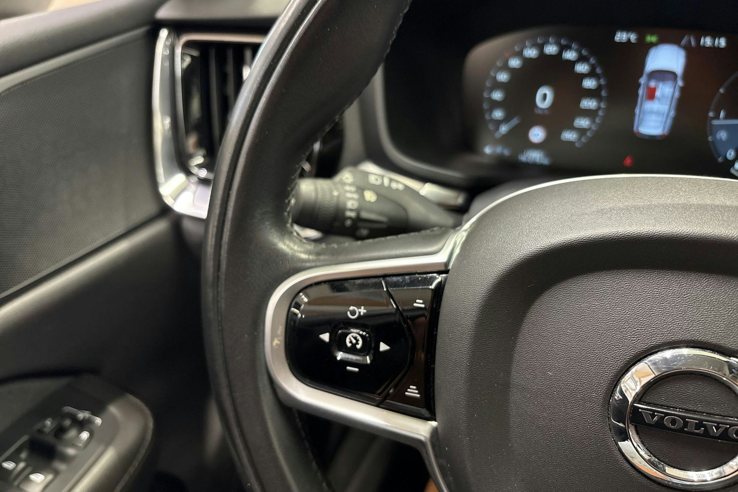 valkoinen Volvo V60 2019 kuva 22.