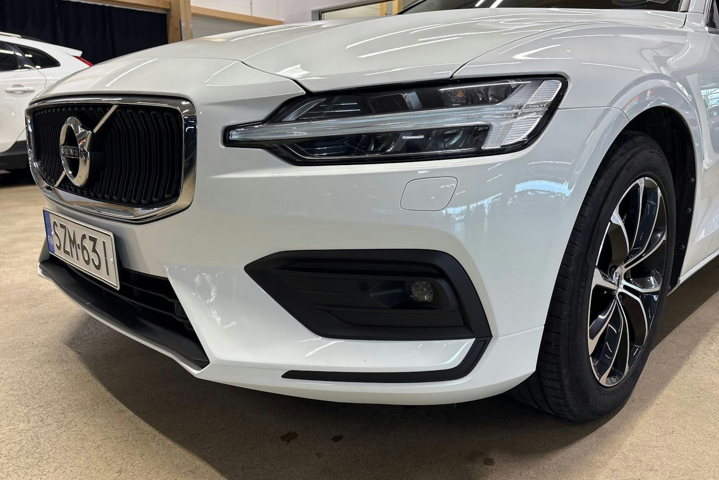 valkoinen Volvo V60 2019 kuva 27.