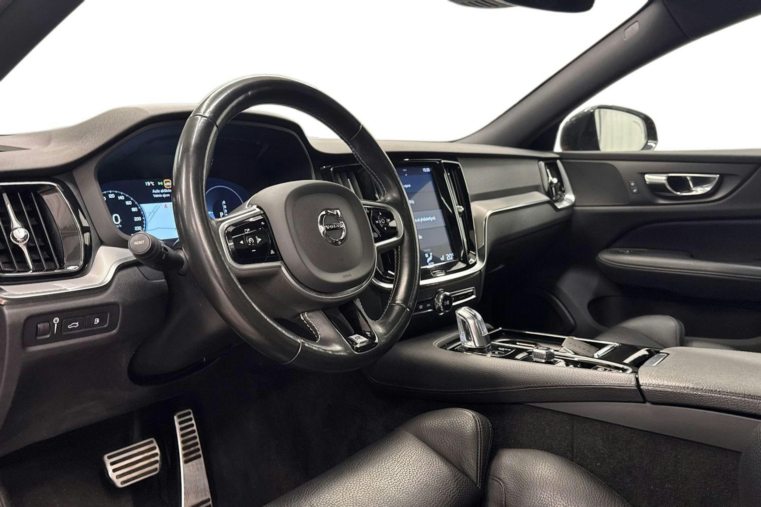 punainen Volvo V60 2019 kuva 7.