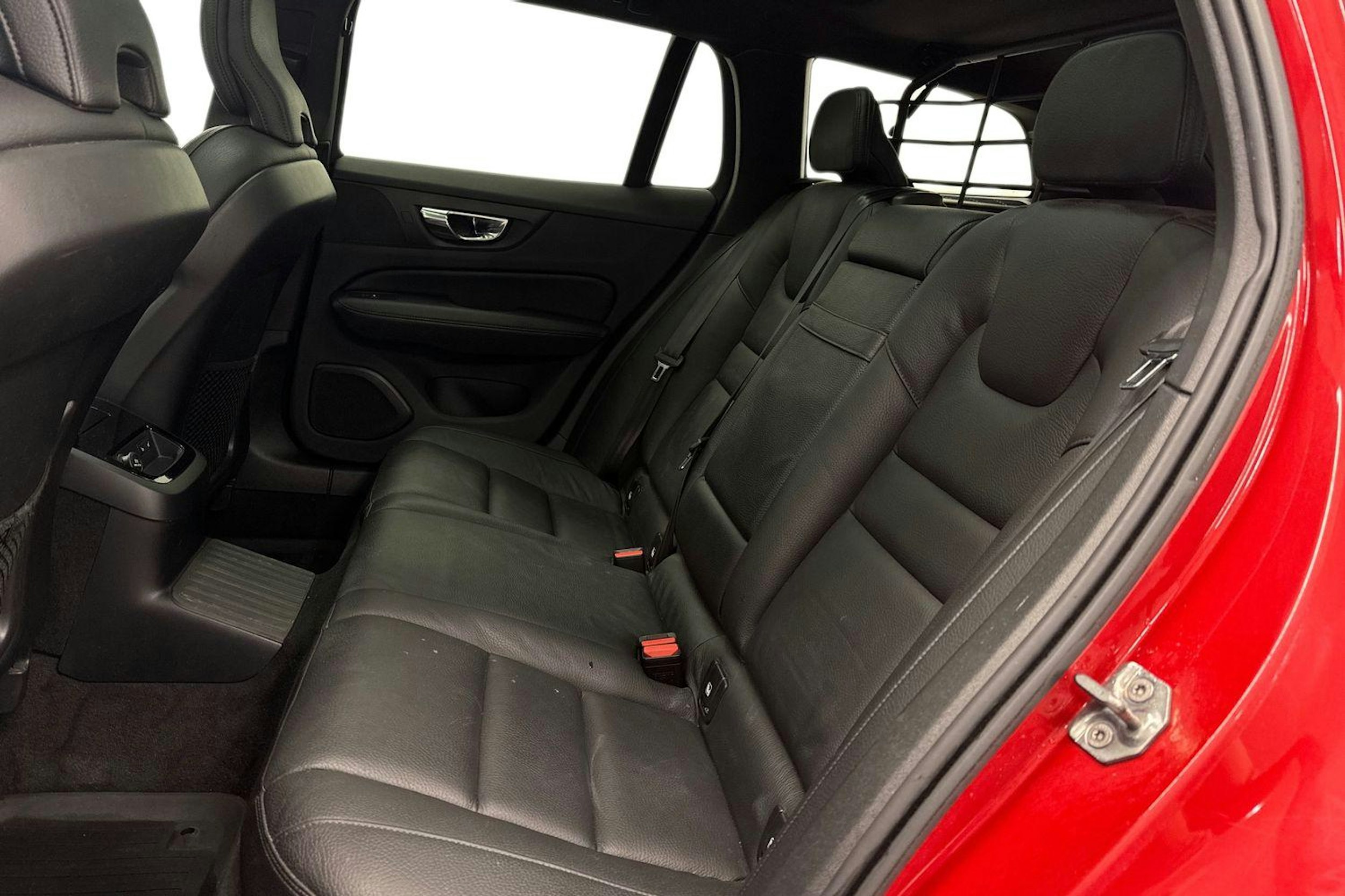 punainen Volvo V60 2019 kuva 10.