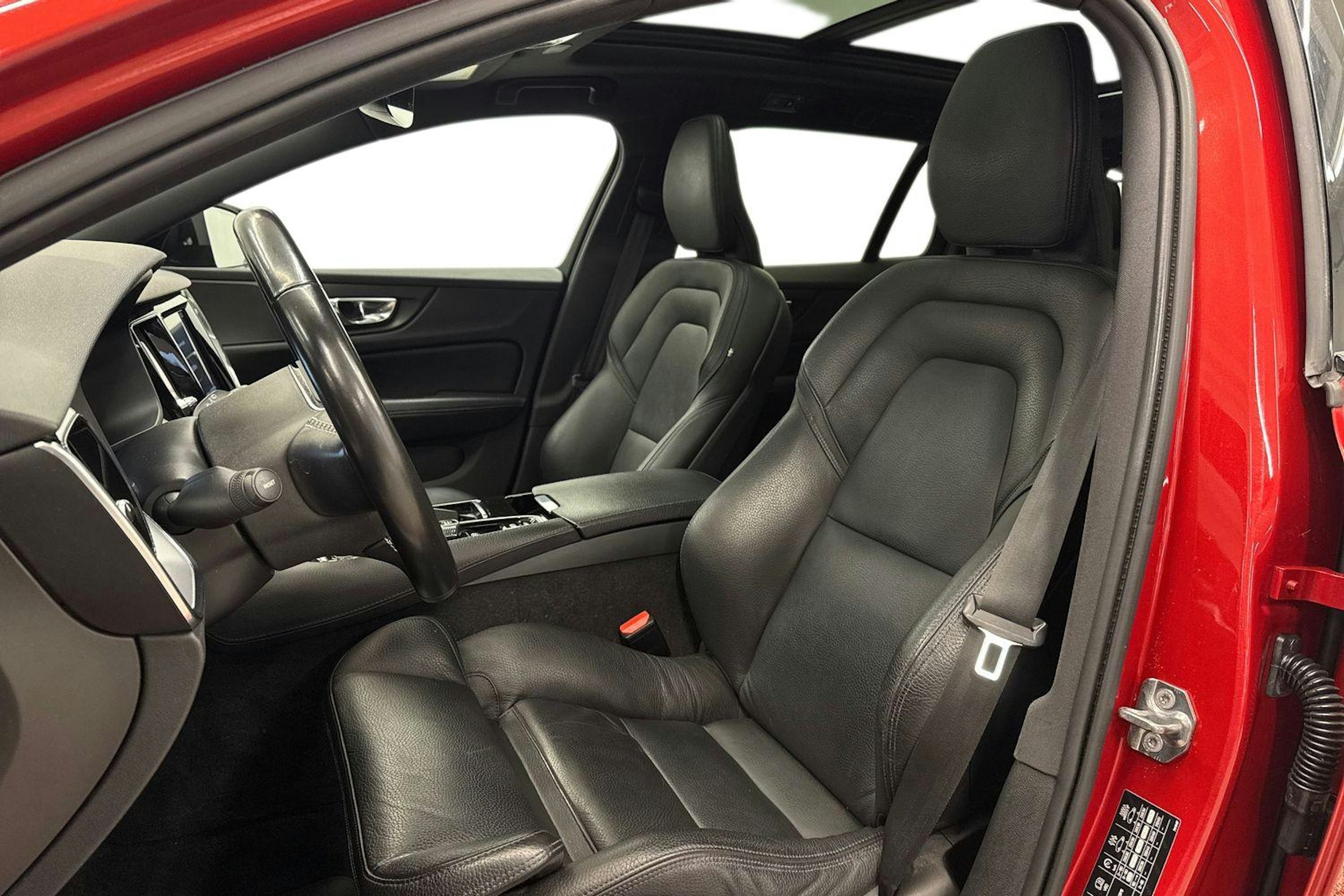 punainen Volvo V60 2019 kuva 11.