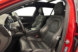 punainen Volvo V60 2019 kuva 11.