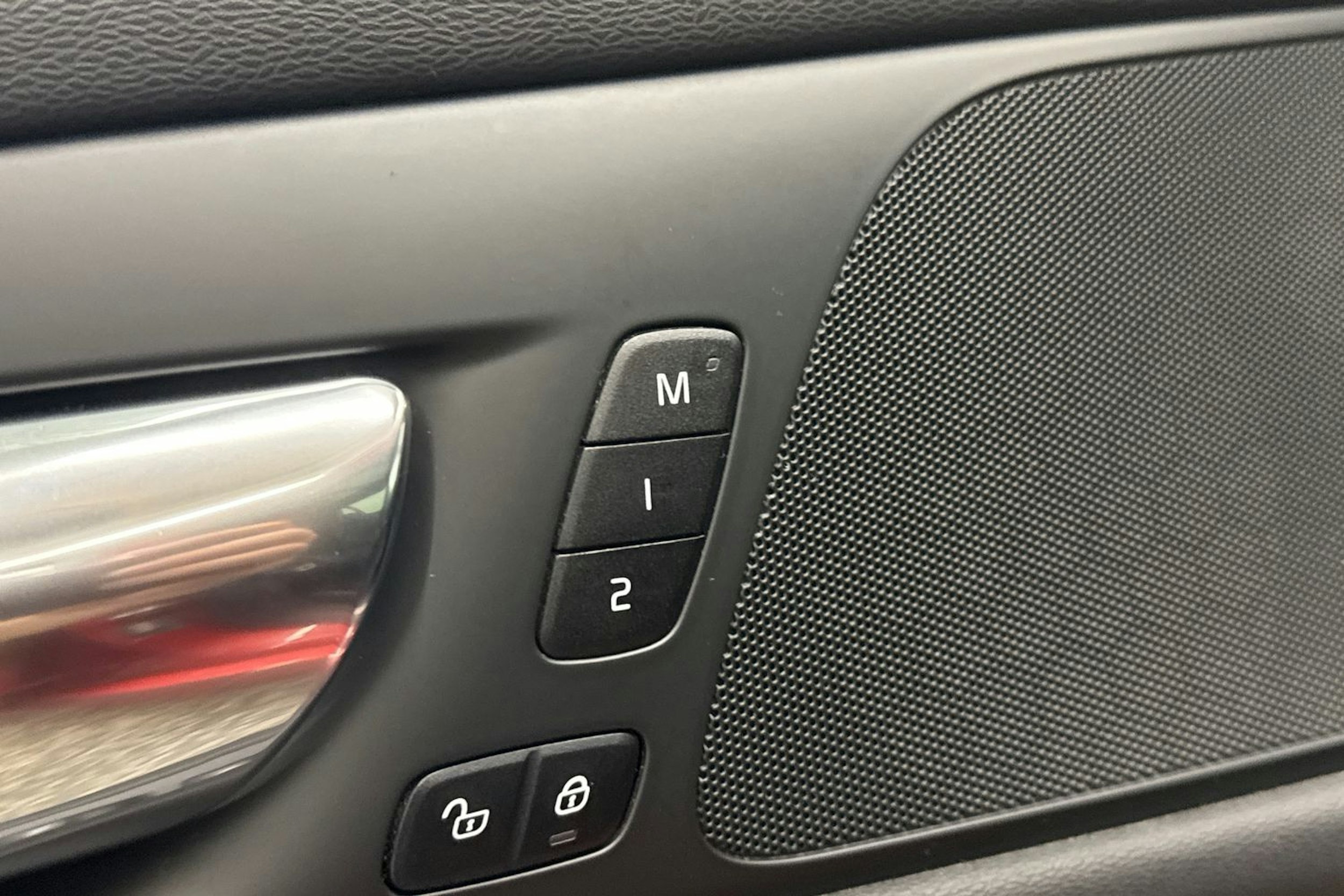 punainen Volvo V60 2019 kuva 14.