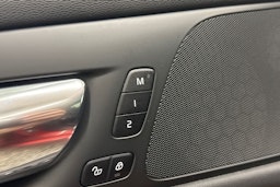 punainen Volvo V60 2019 kuva 14.