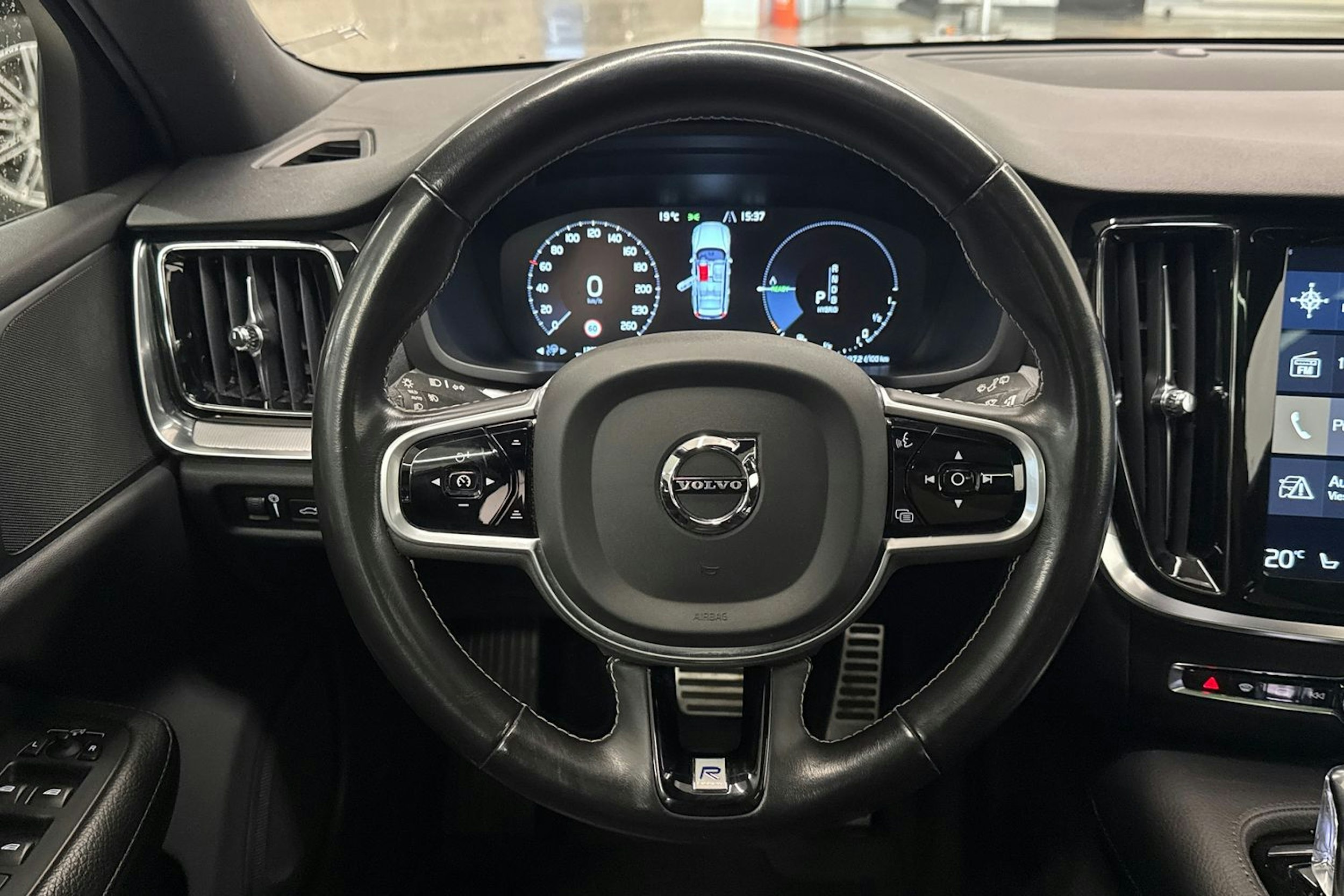 punainen Volvo V60 2019 kuva 15.