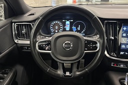 punainen Volvo V60 2019 kuva 15.