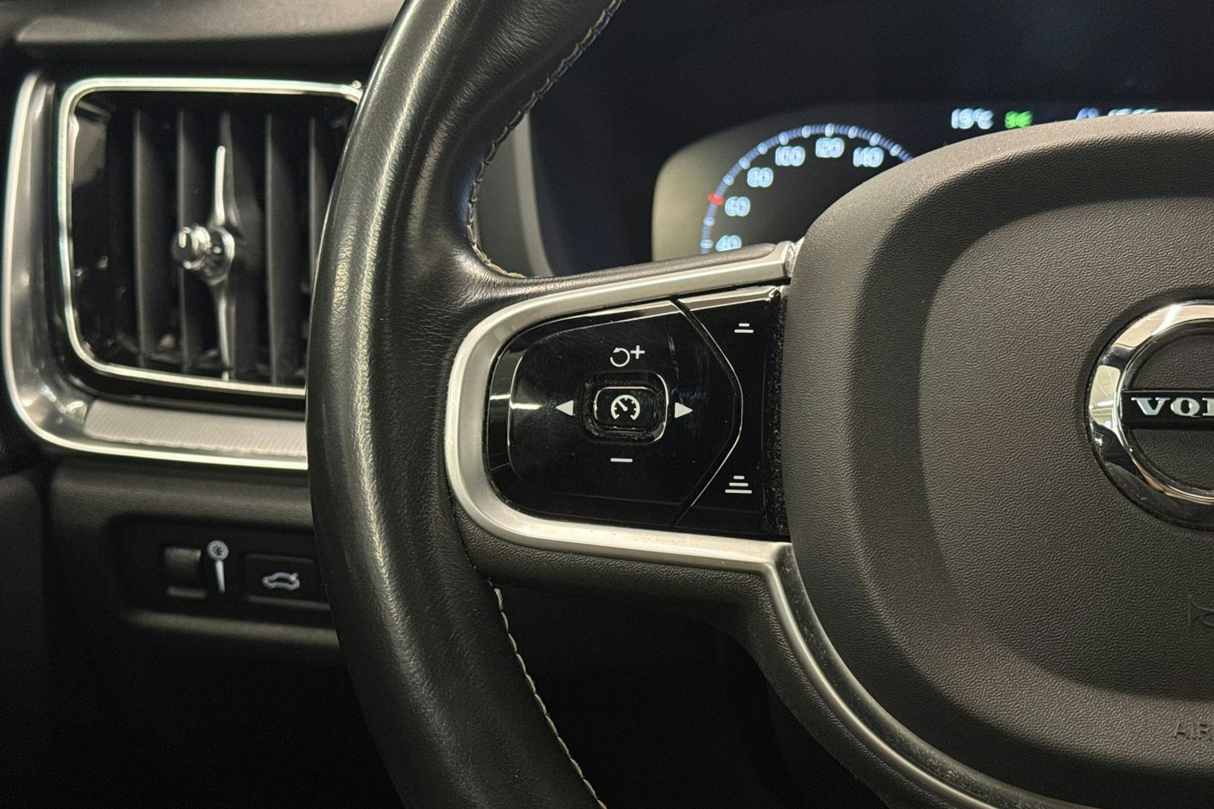 punainen Volvo V60 2019 kuva 16.