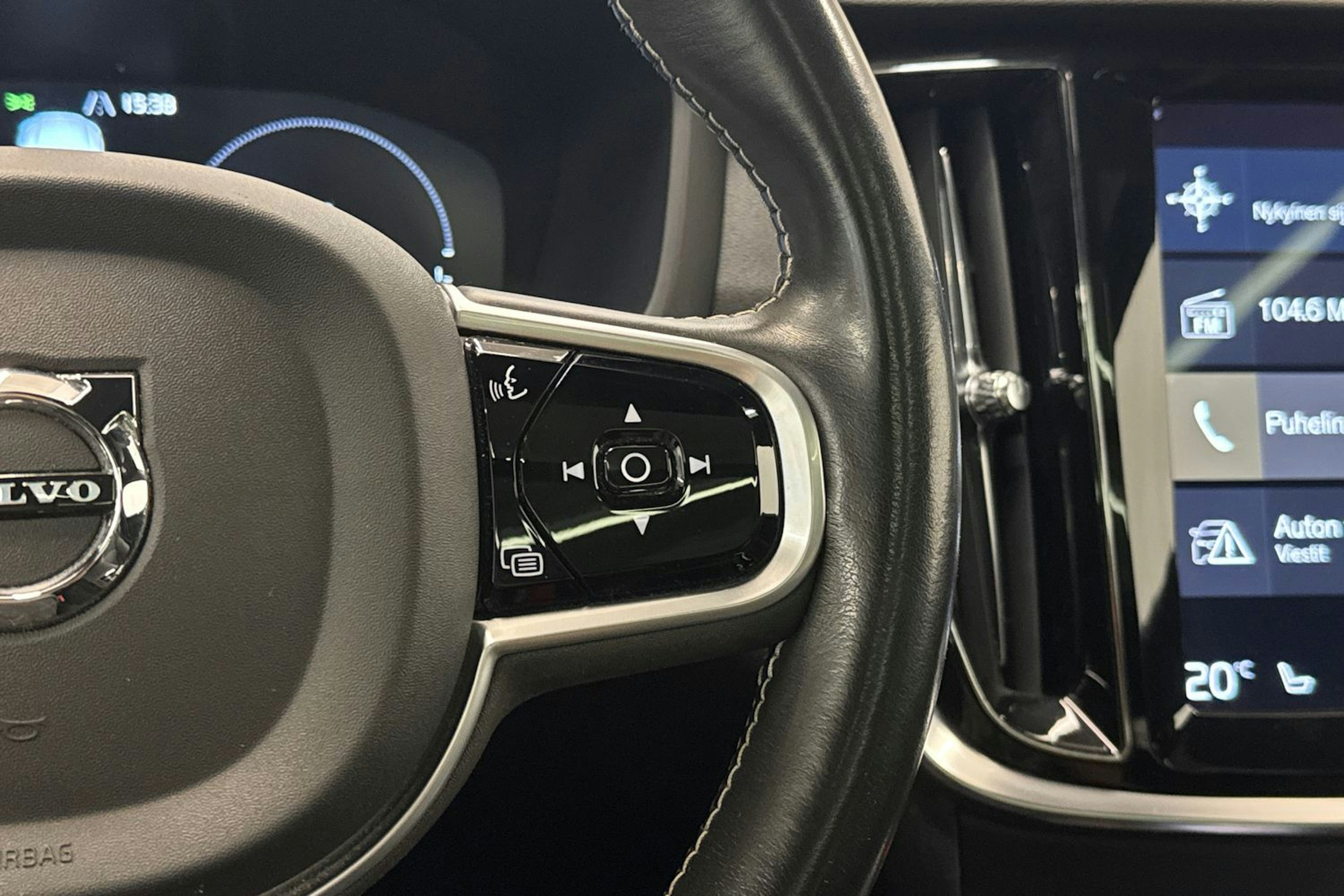 punainen Volvo V60 2019 kuva 17.