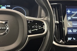 punainen Volvo V60 2019 kuva 17.