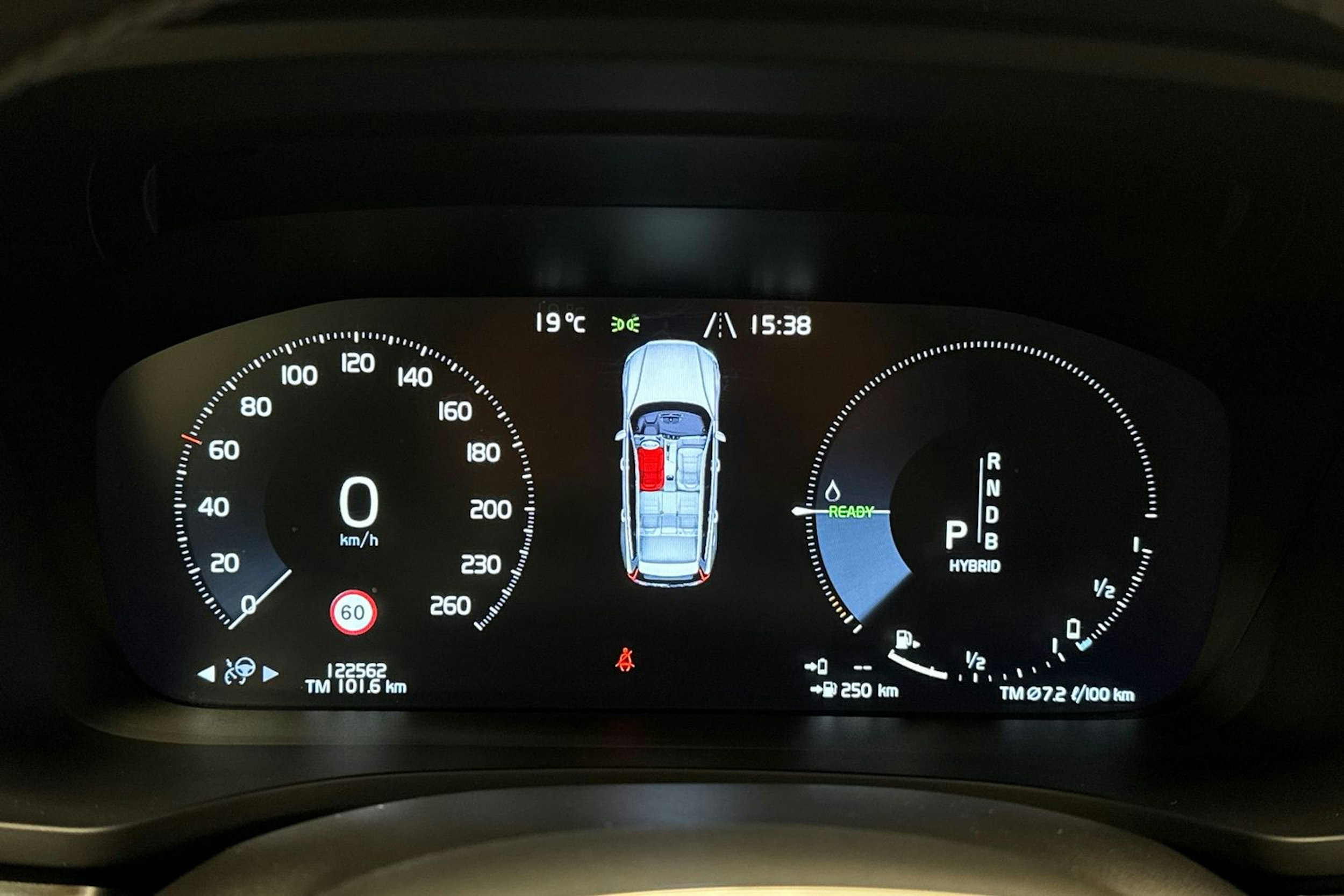 punainen Volvo V60 2019 kuva 18.