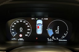 punainen Volvo V60 2019 kuva 18.