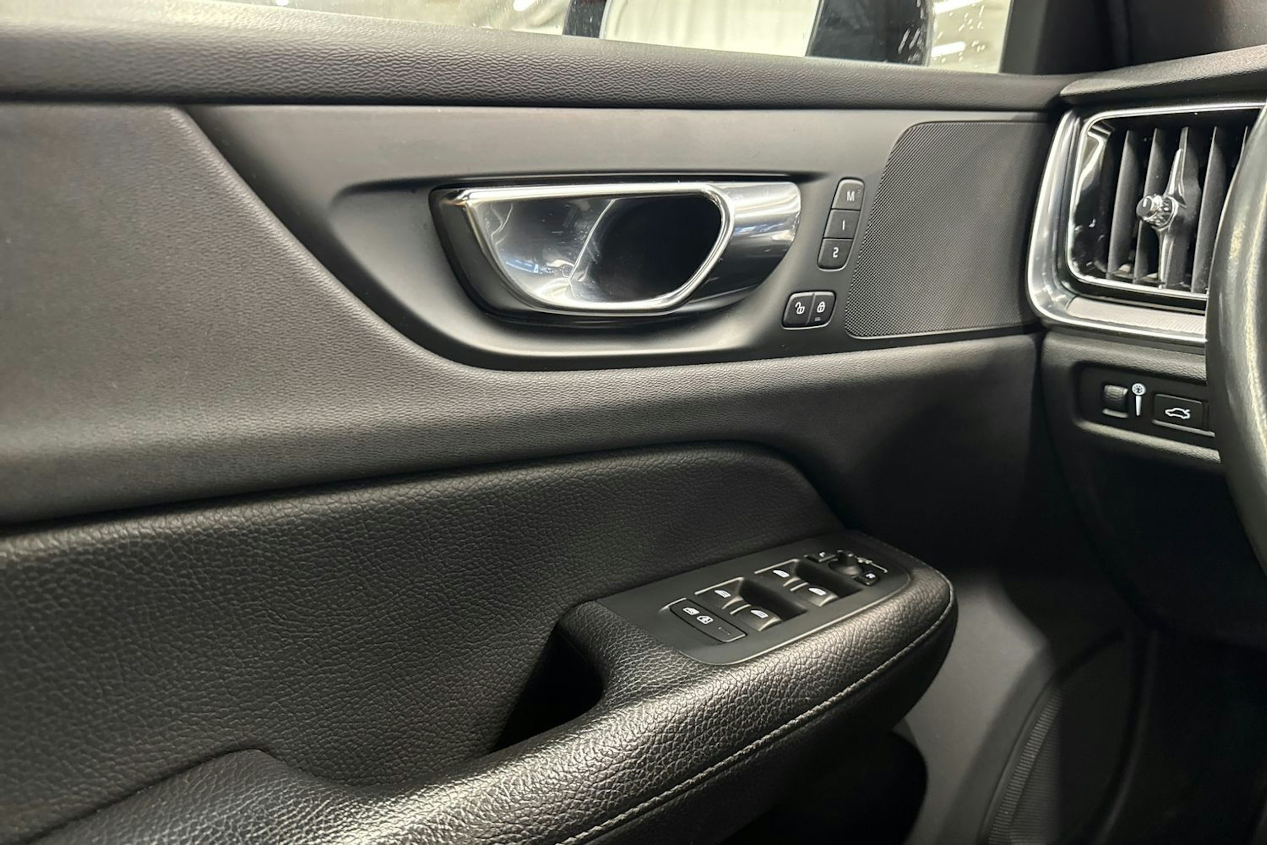 punainen Volvo V60 2019 kuva 19.