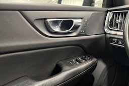 punainen Volvo V60 2019 kuva 19.