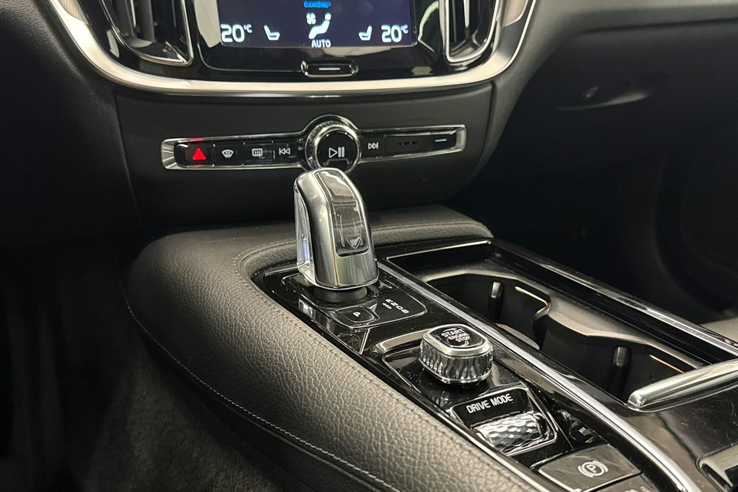 punainen Volvo V60 2019 kuva 20.