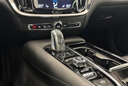 punainen Volvo V60 2019 kuva 20.
