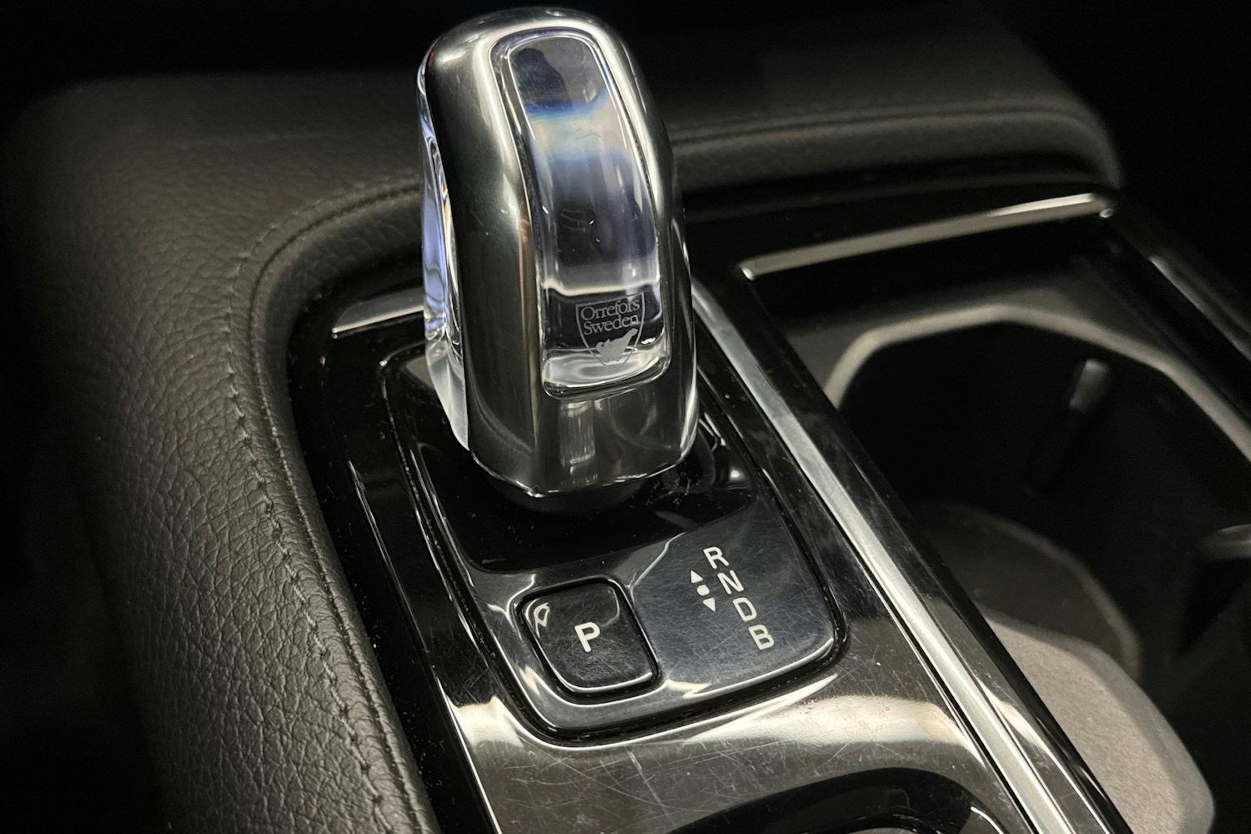 punainen Volvo V60 2019 kuva 22.