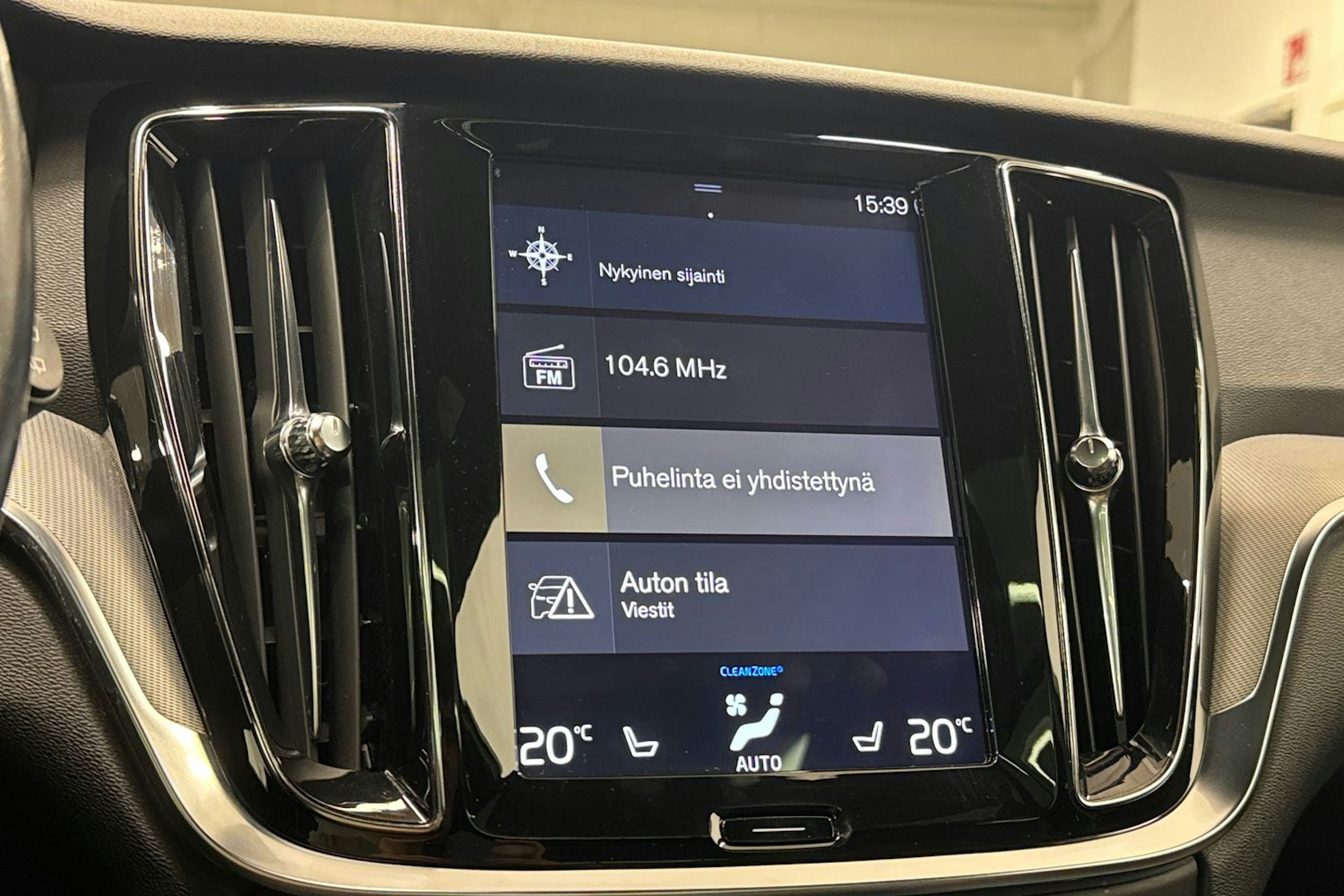 punainen Volvo V60 2019 kuva 23.