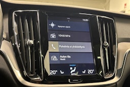 punainen Volvo V60 2019 kuva 23.