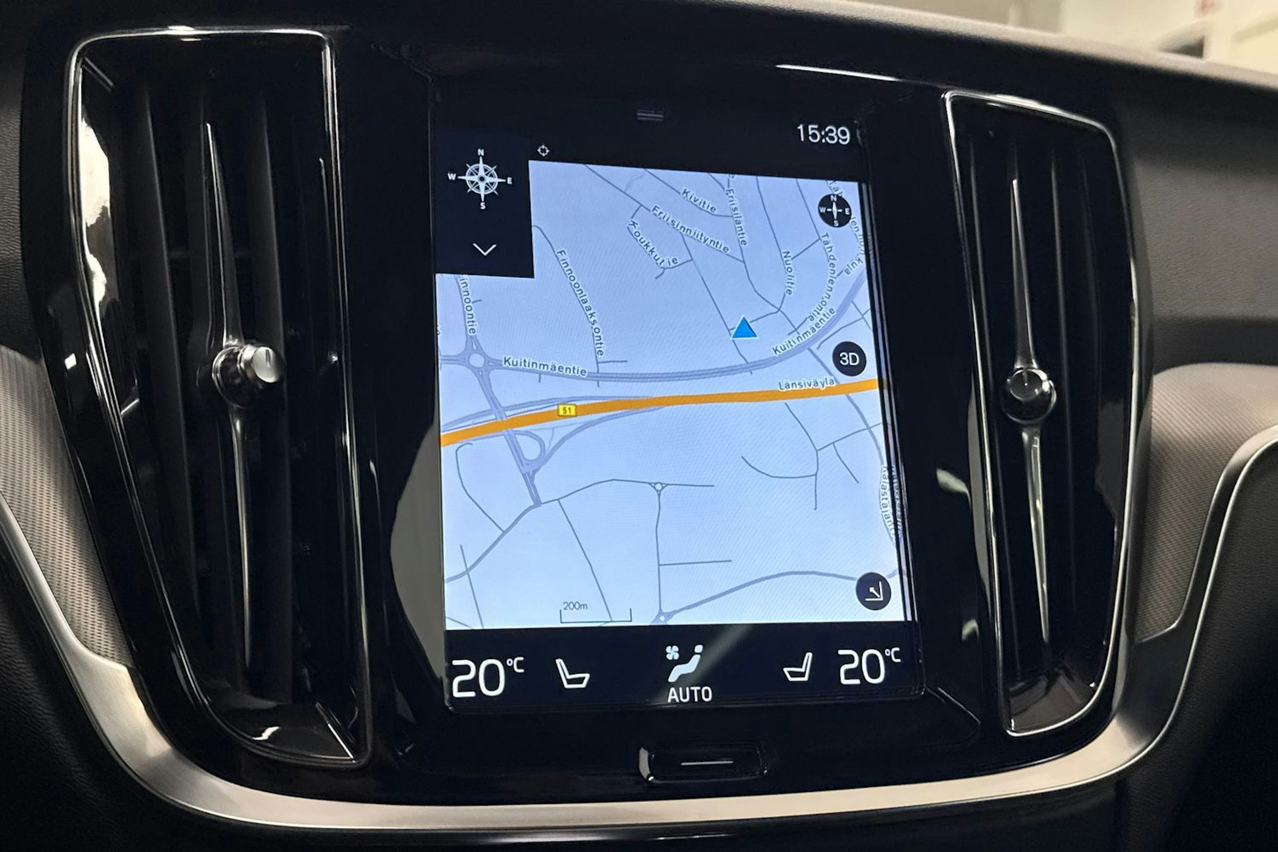 punainen Volvo V60 2019 kuva 24.