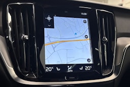 punainen Volvo V60 2019 kuva 24.