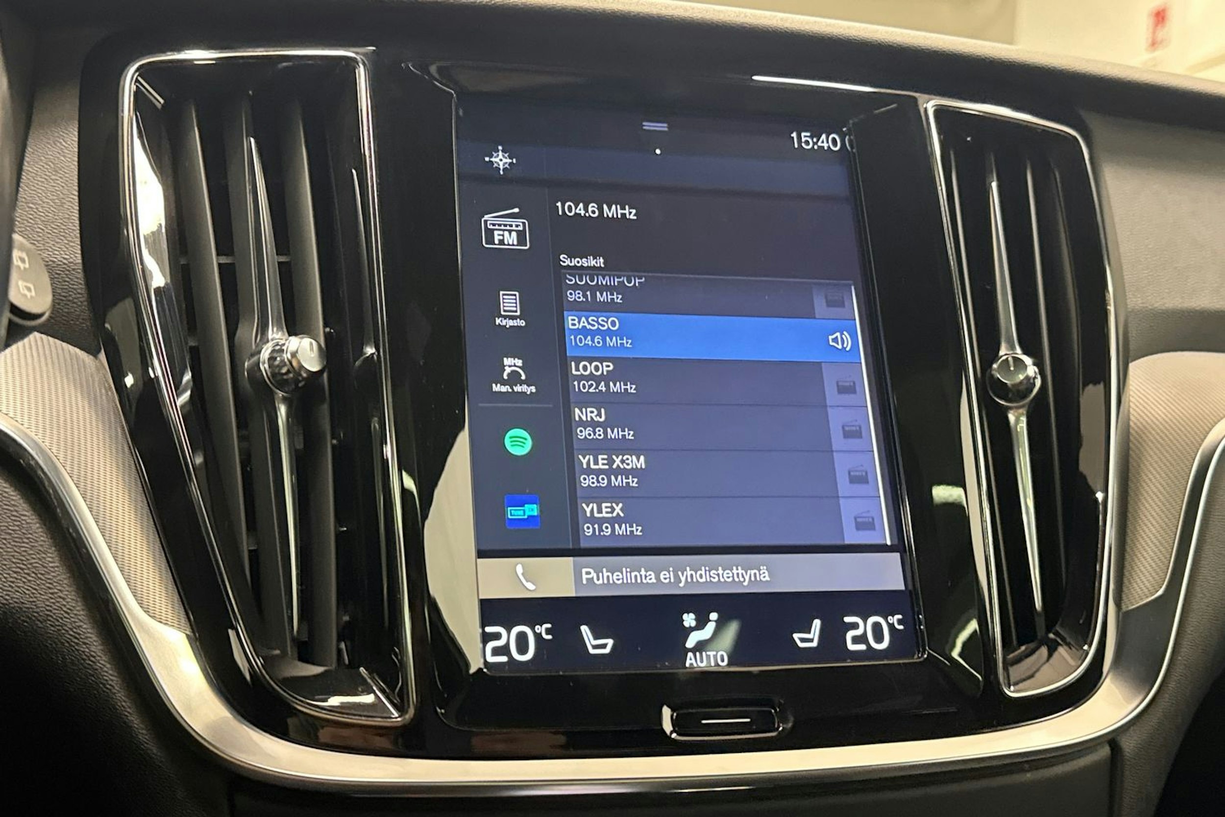 punainen Volvo V60 2019 kuva 25.