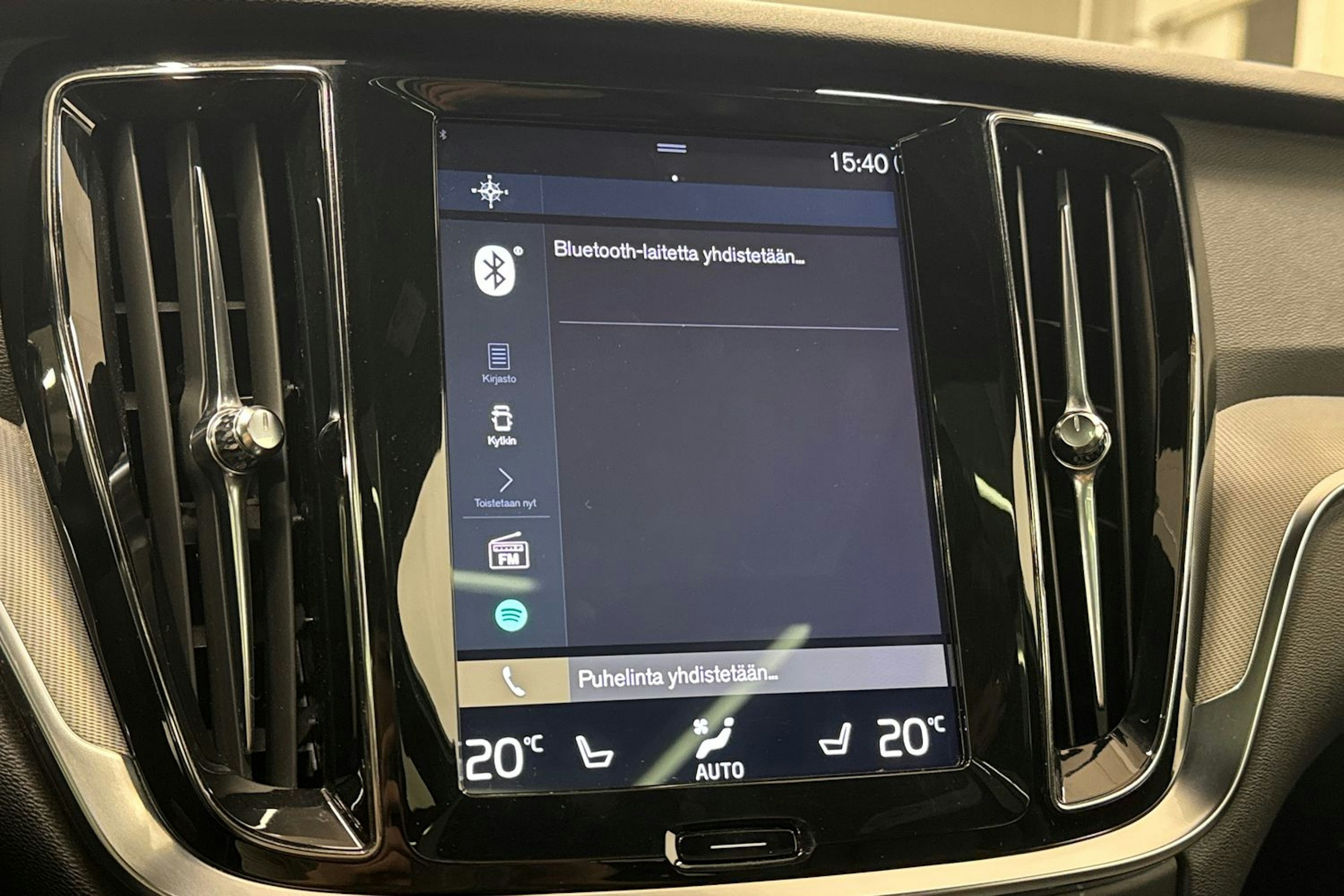 punainen Volvo V60 2019 kuva 26.